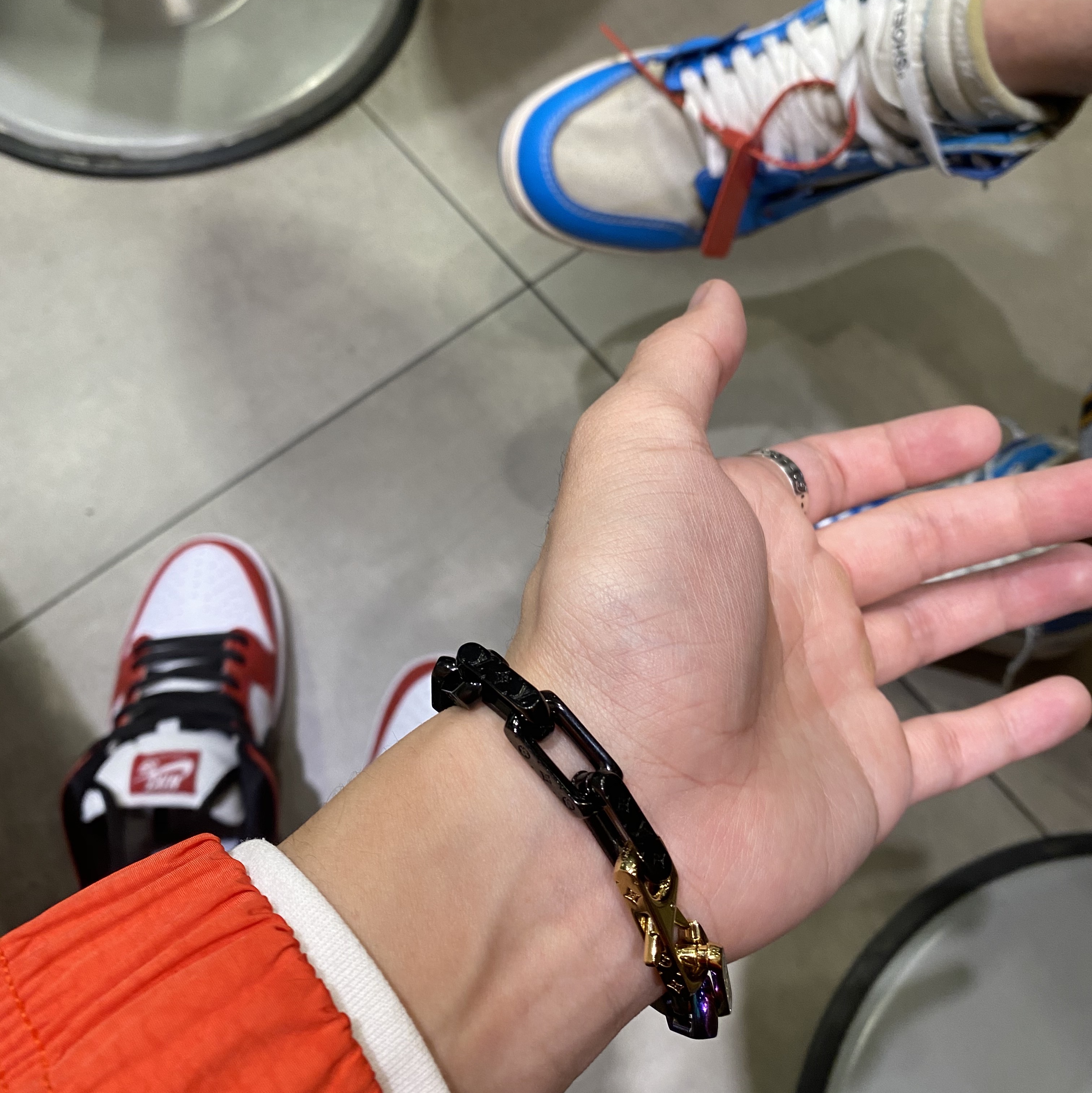 Nike SB Dunk Low Pro Chicago, Jordan 1 x Off-White Retro High University Blue 착용 스타일 - 2