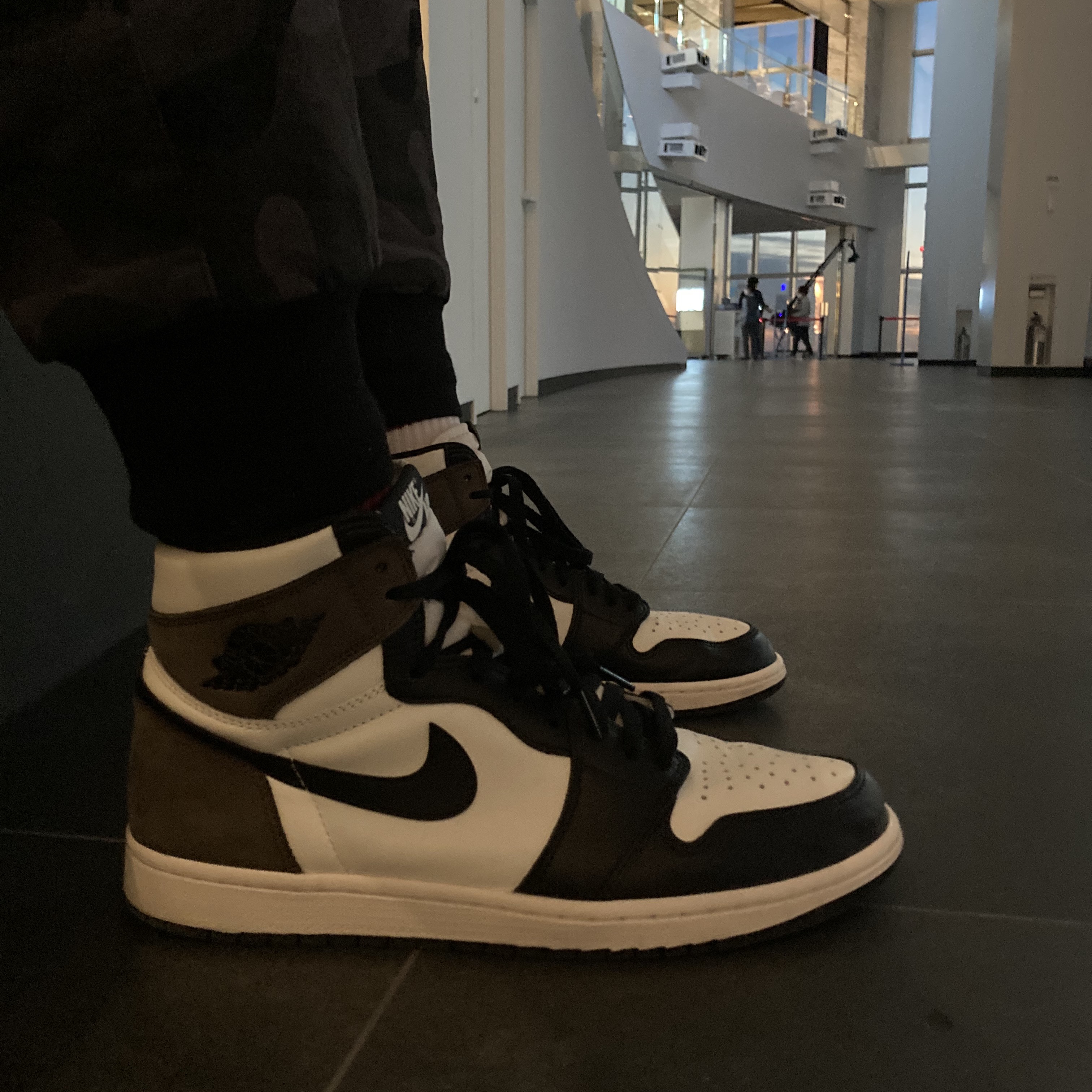 Jordan 1 Retro High OG Black Mocha 착용 스타일 - 2