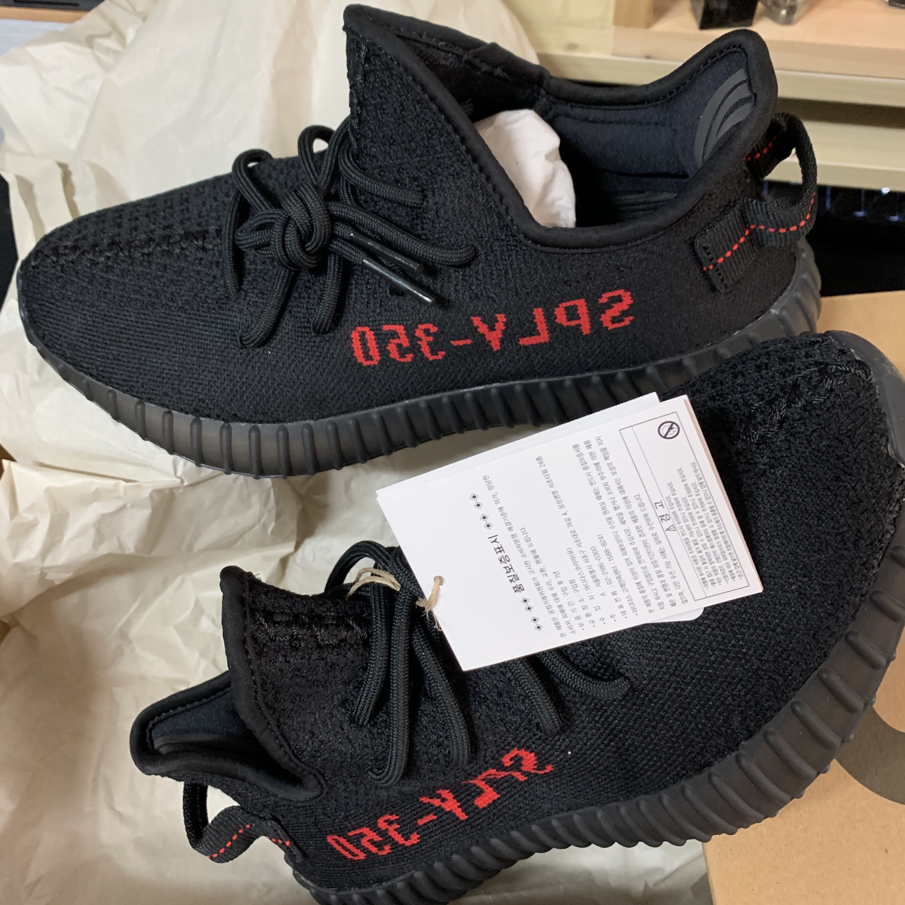 Adidas Yeezy Boost 350 V2 Black Red 2020 착용 스타일