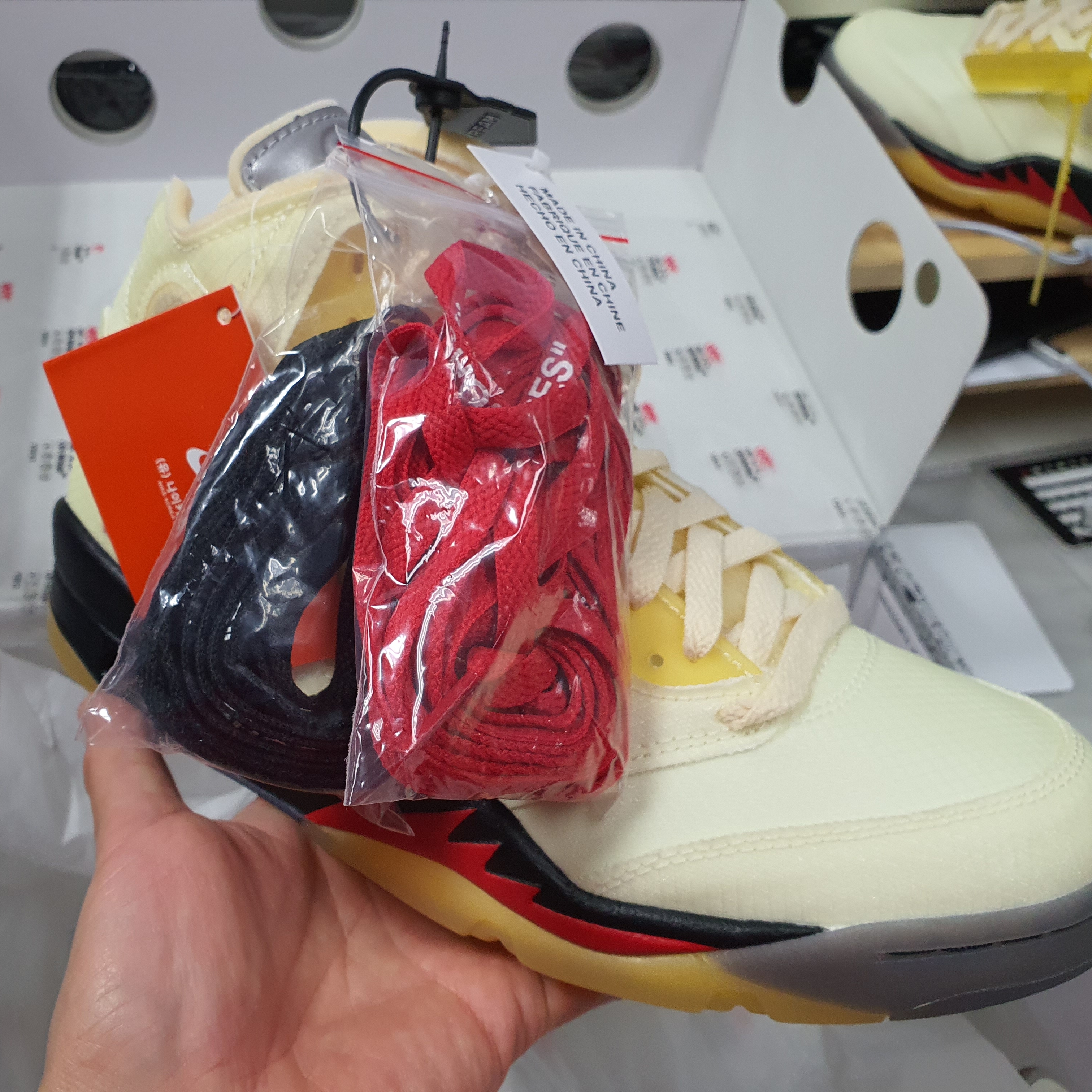 Jordan 5 x Off-White Retro SP Sail Fire Red 착용 스타일 - 3