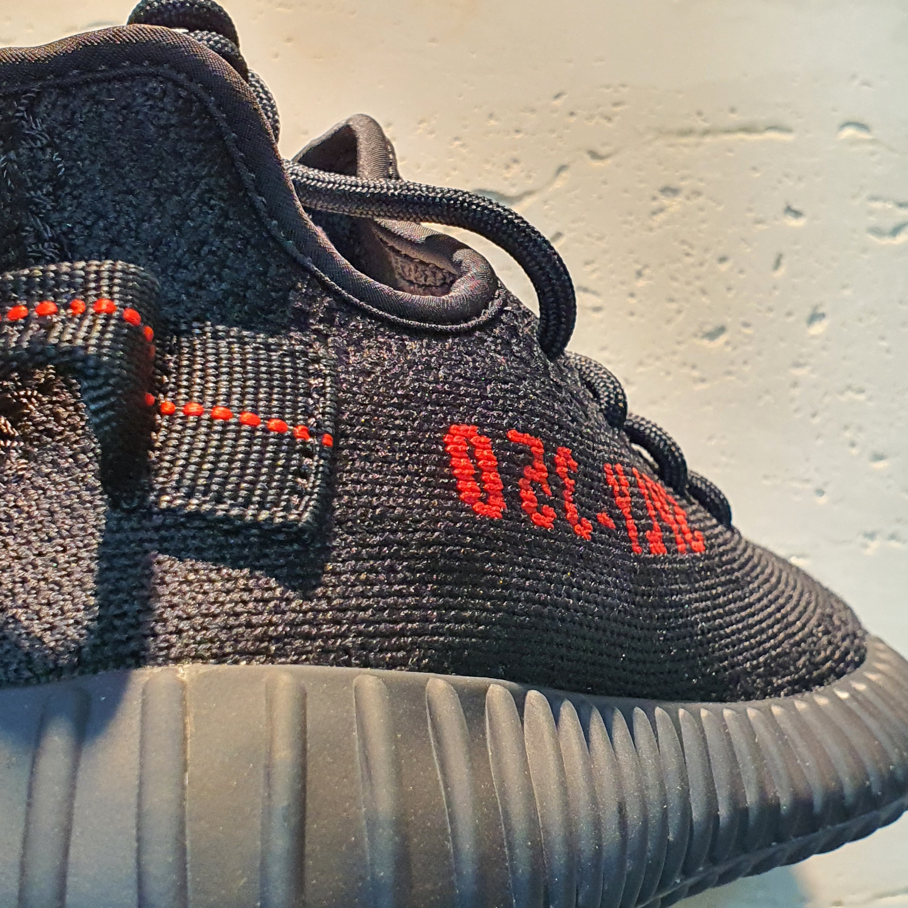 Adidas Yeezy Boost 350 V2 Black Red 2020 착용 스타일 - 4