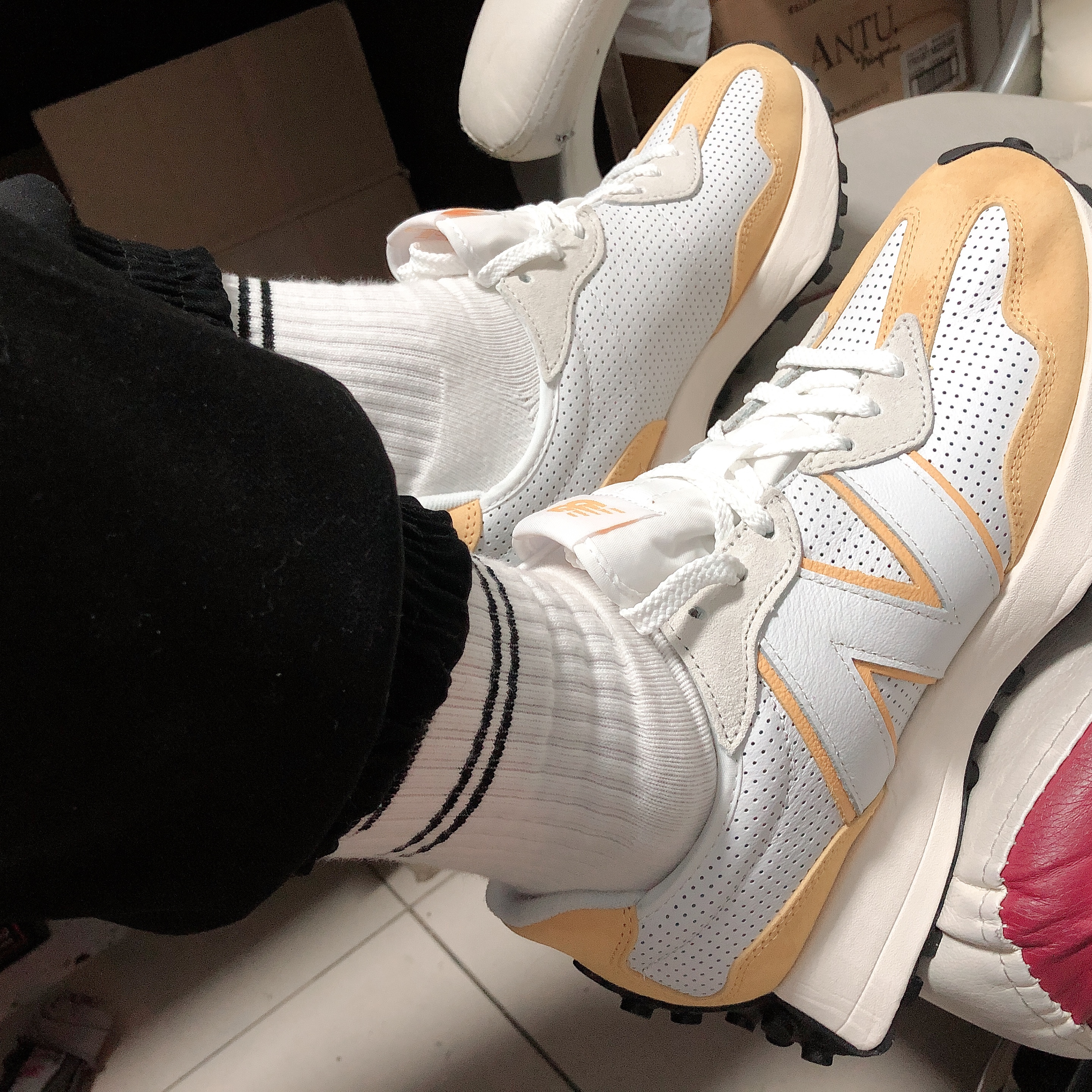 New Balance 327 Primary Pack Yellow 착용 스타일 - 4