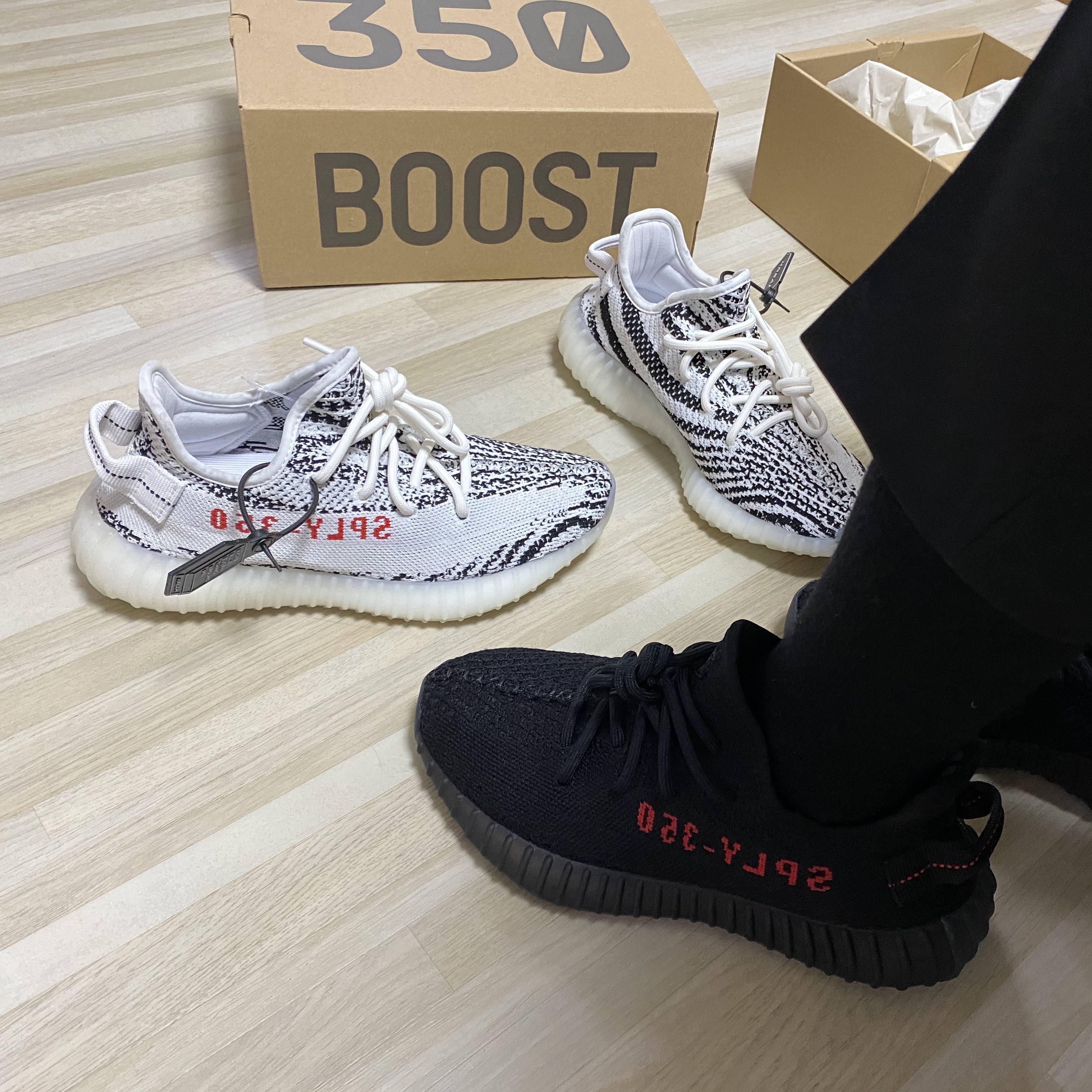 Adidas Yeezy Boost 350 V2 Zebra 2017/2019/2020, Adidas Yeezy Boost 350 V2 Black Red 2020 착용 스타일