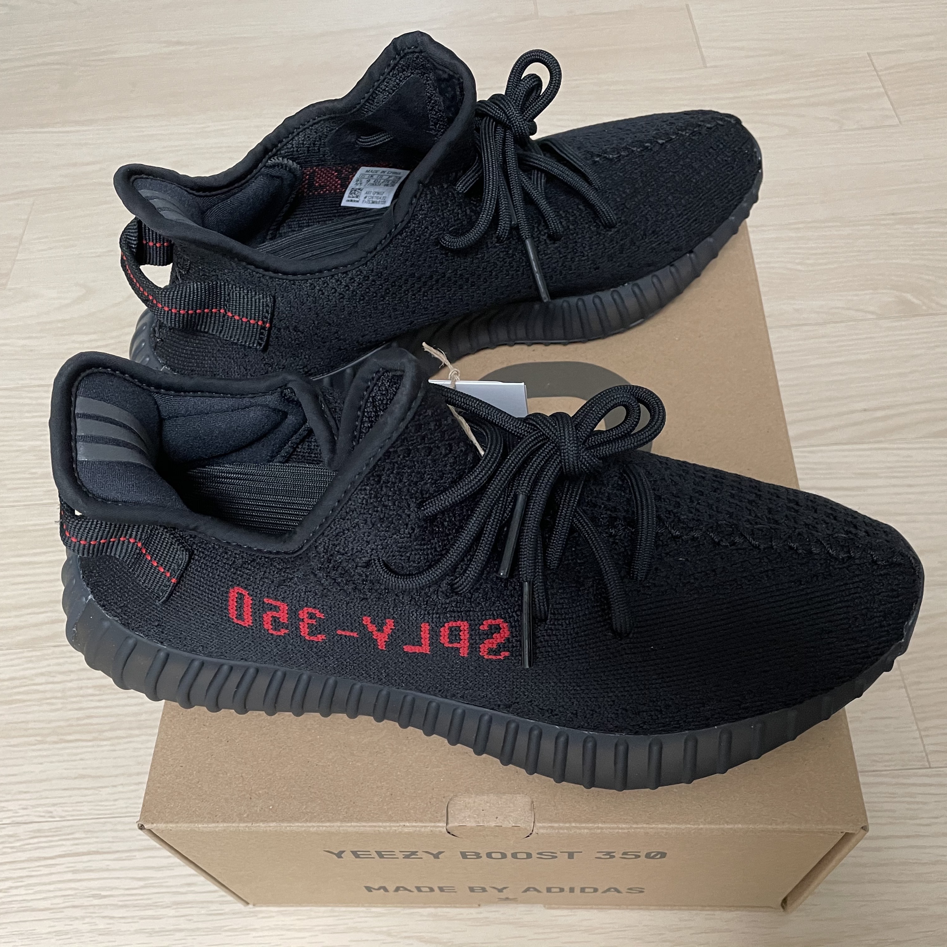 Adidas Yeezy Boost 350 V2 Black Red 2020 착용 스타일 - 2