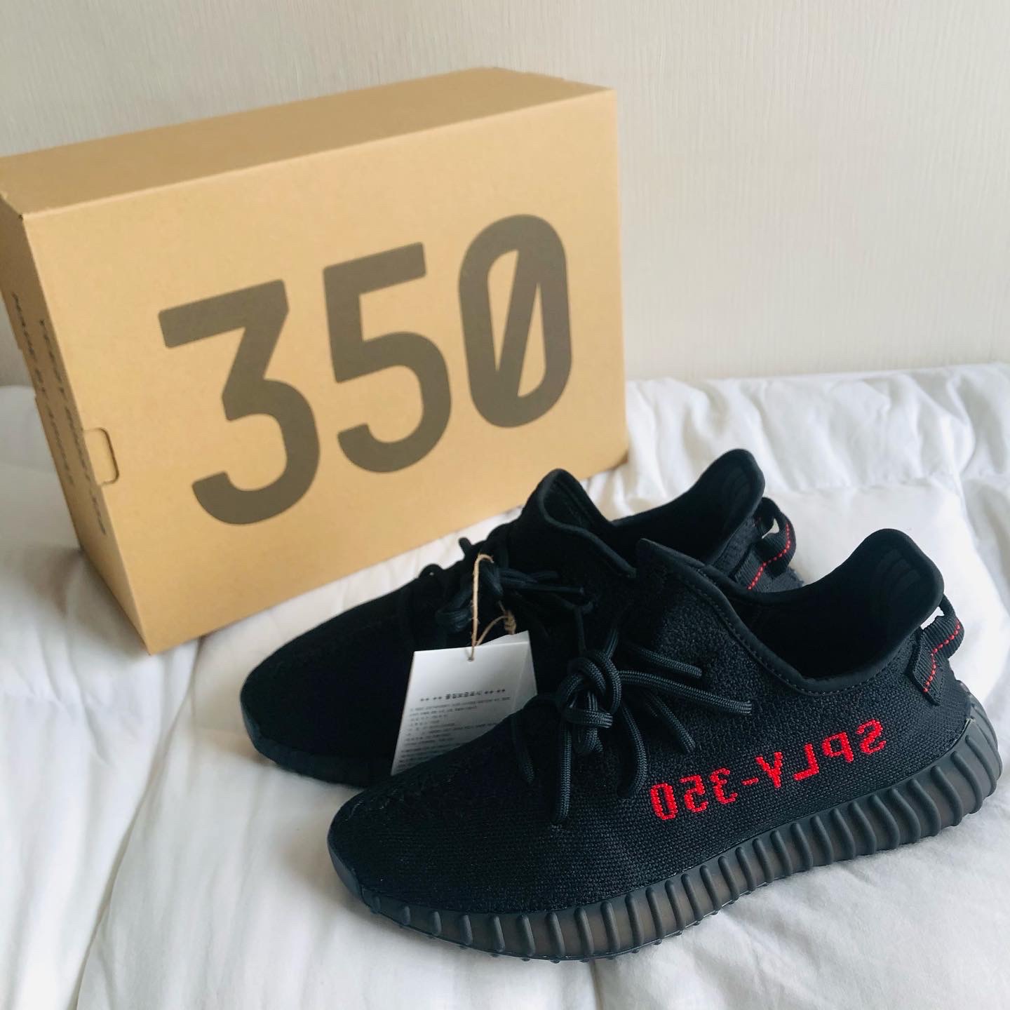 Adidas Yeezy Boost 350 V2 Black Red 2020 착용 스타일 - 1