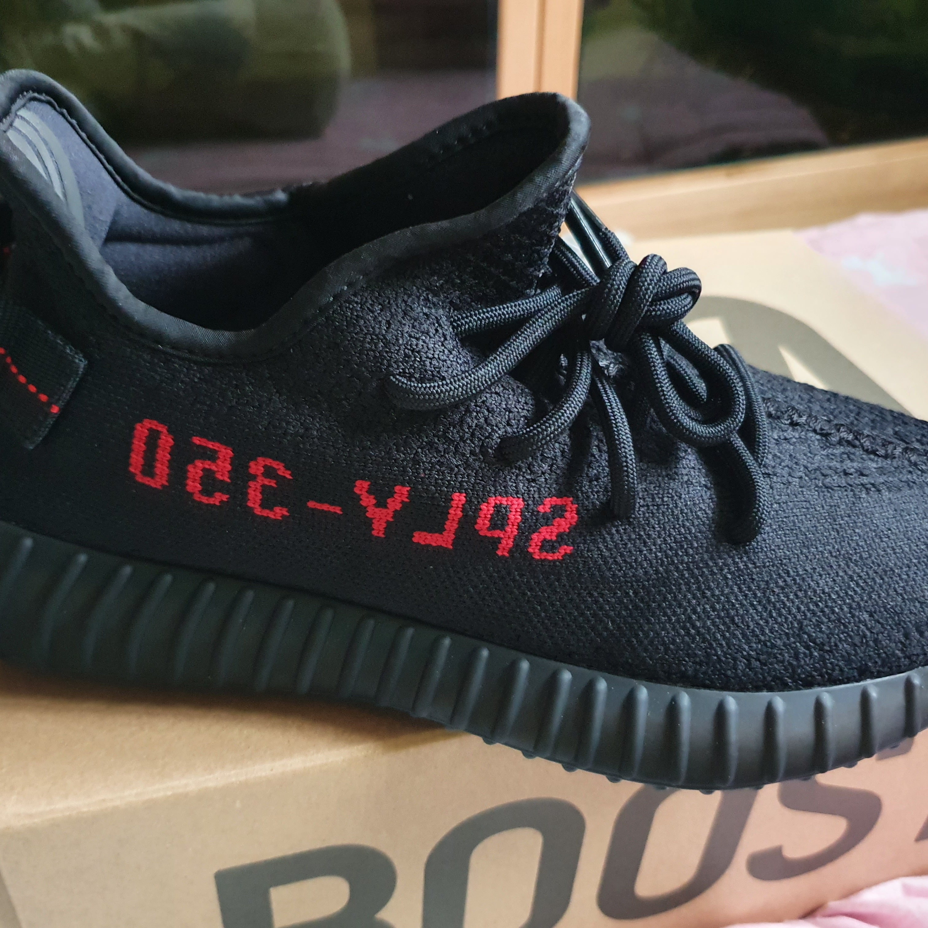 Adidas Yeezy Boost 350 V2 Black Red 2020 착용 스타일 - 2