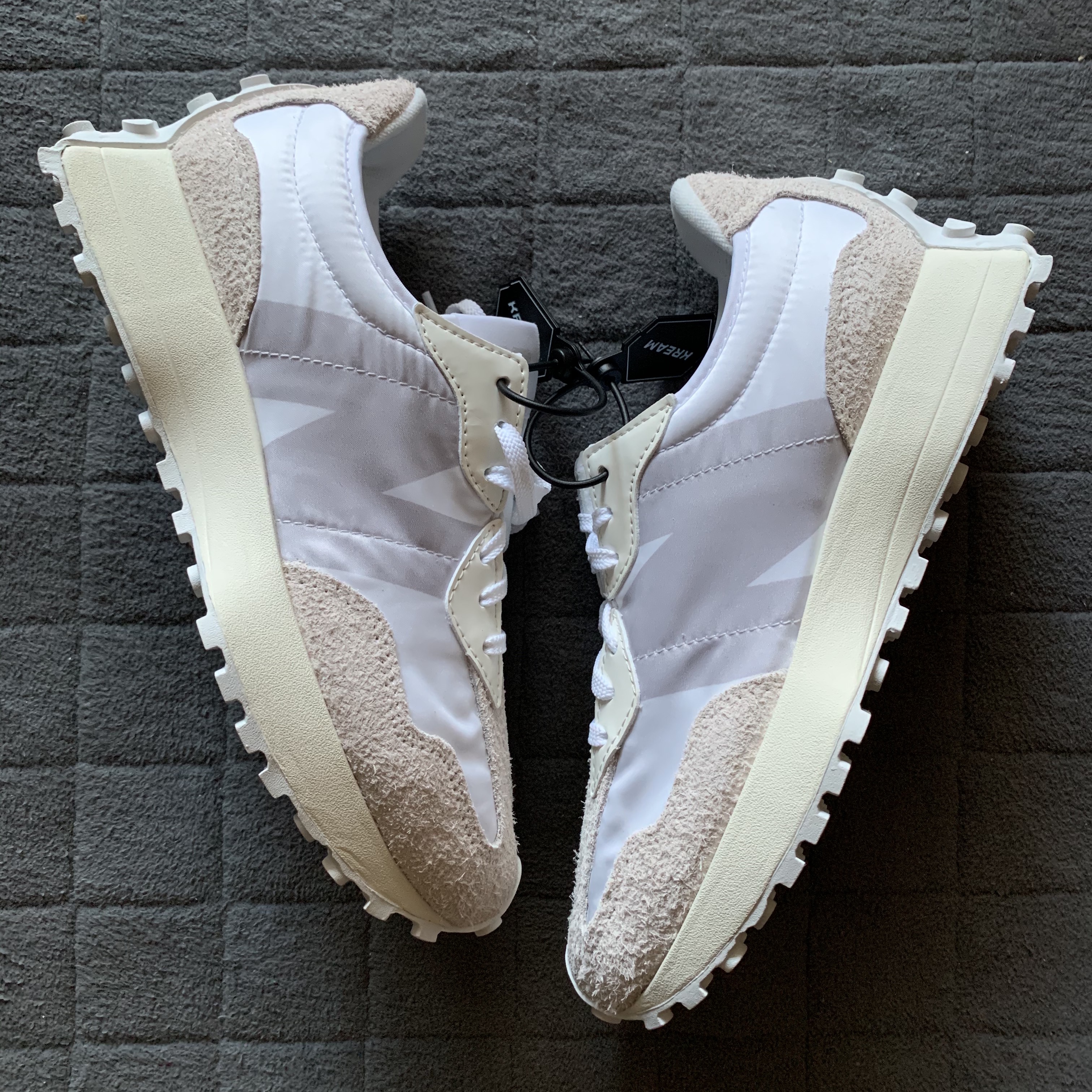 (W) New Balance 327 White Moonbeam 착용 스타일