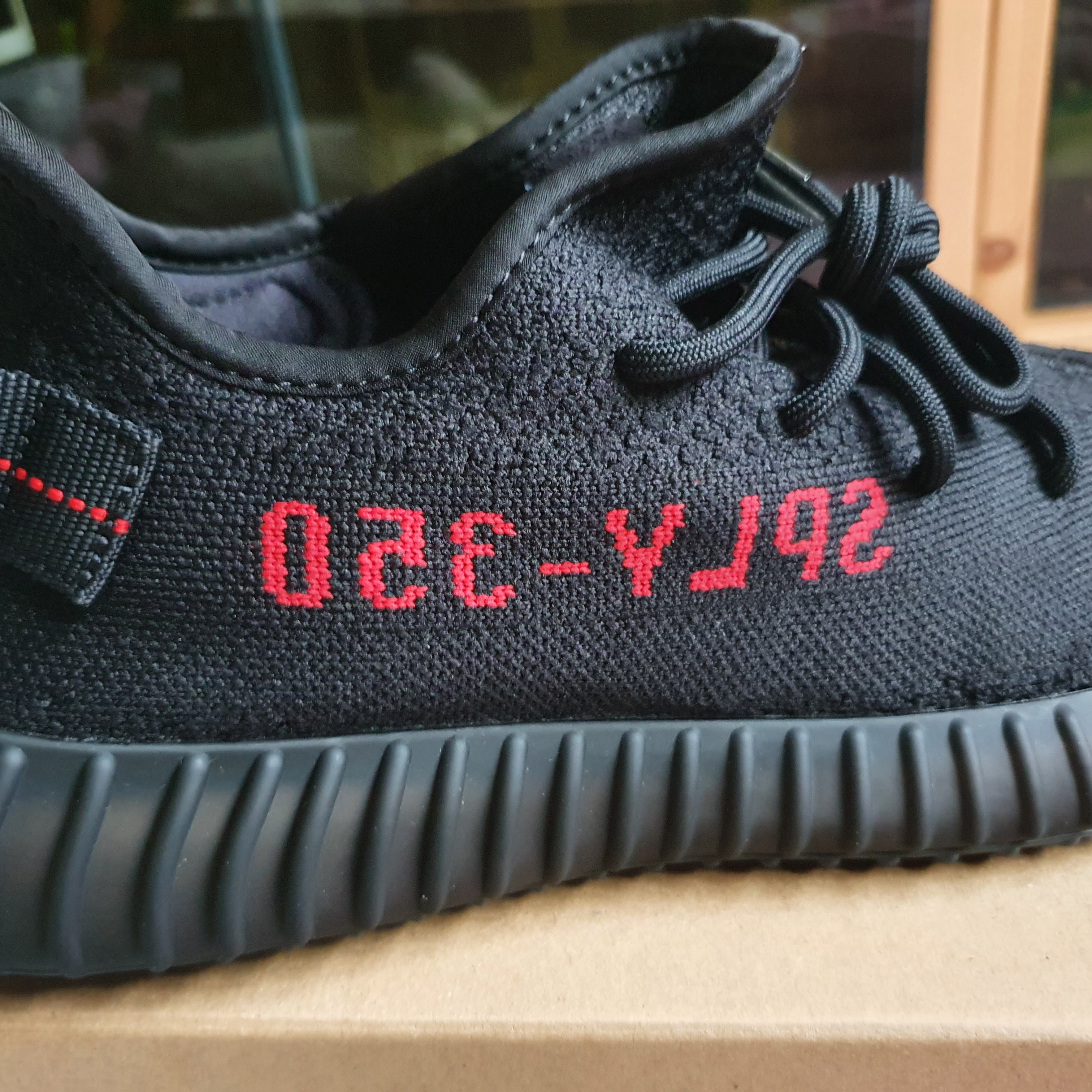Adidas Yeezy Boost 350 V2 Black Red 2020 착용 스타일 - 1