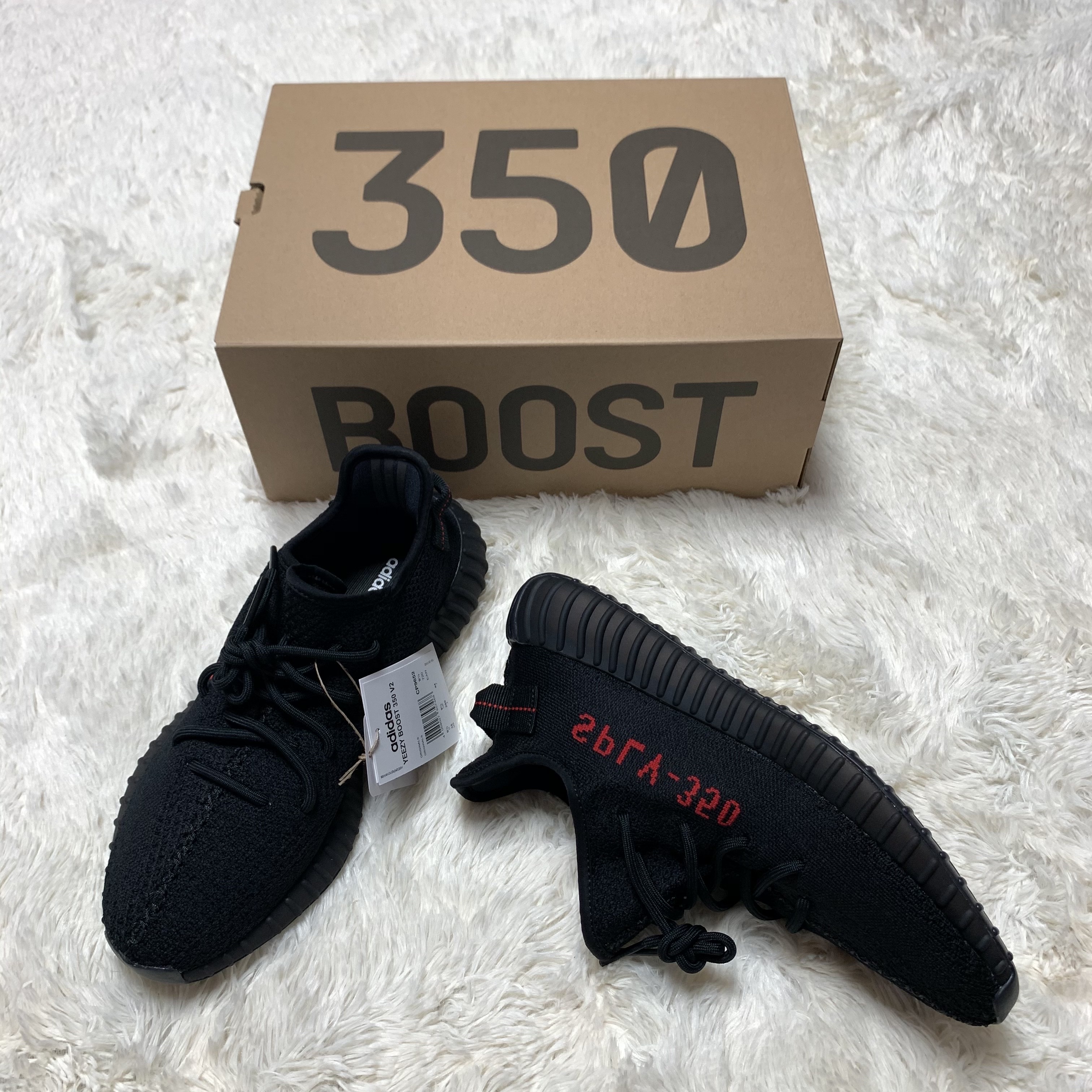 Adidas Yeezy Boost 350 V2 Black Red 2020 착용 스타일 - 1