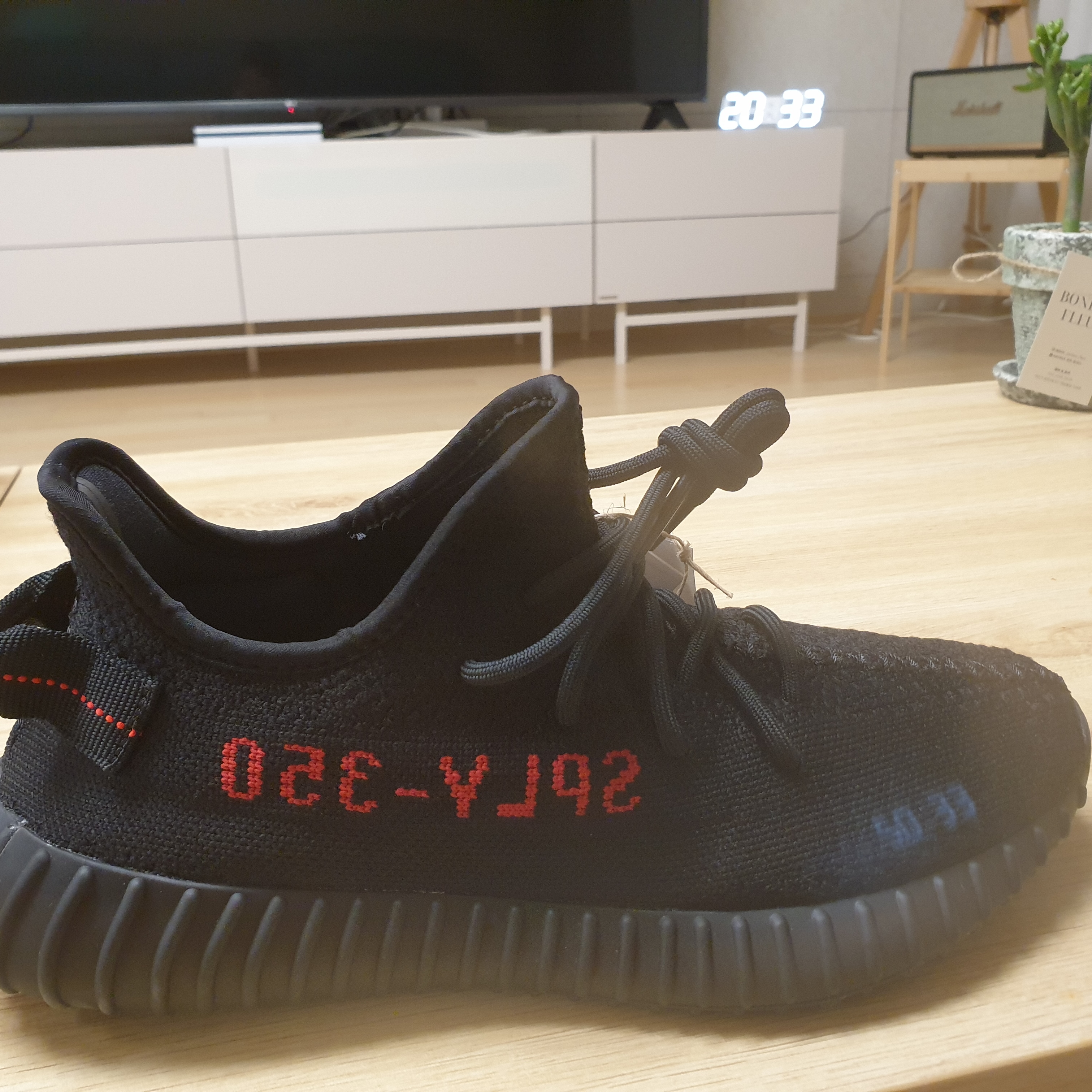 Adidas Yeezy Boost 350 V2 Black Red 2020 착용 스타일