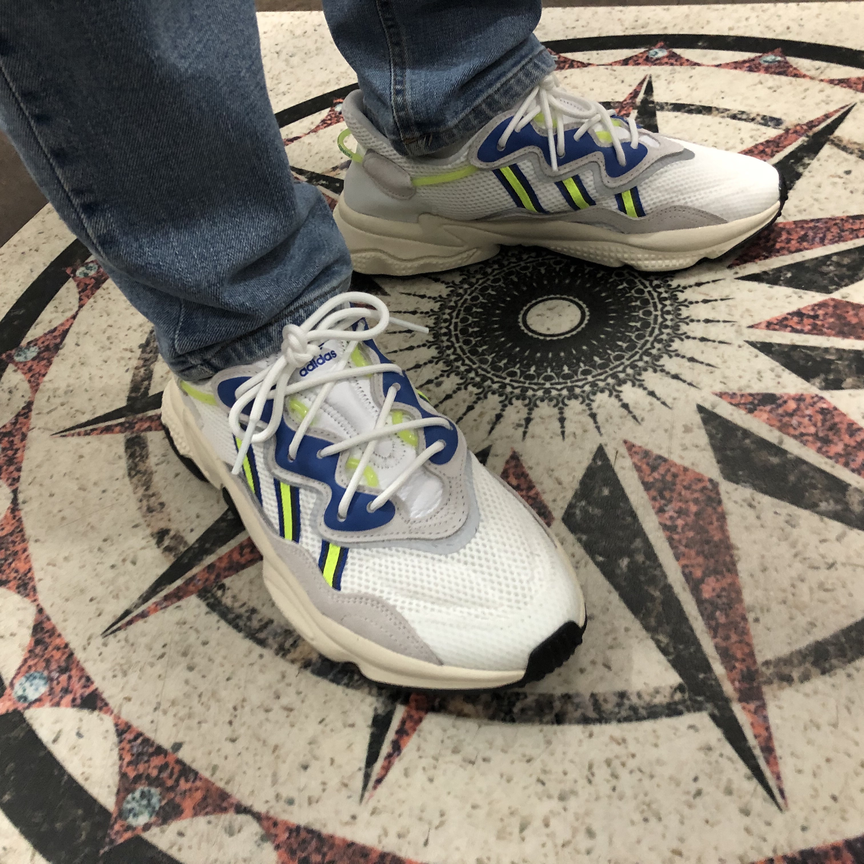 Adidas Ozweego Cloud White Solar Yellow 착용 스타일