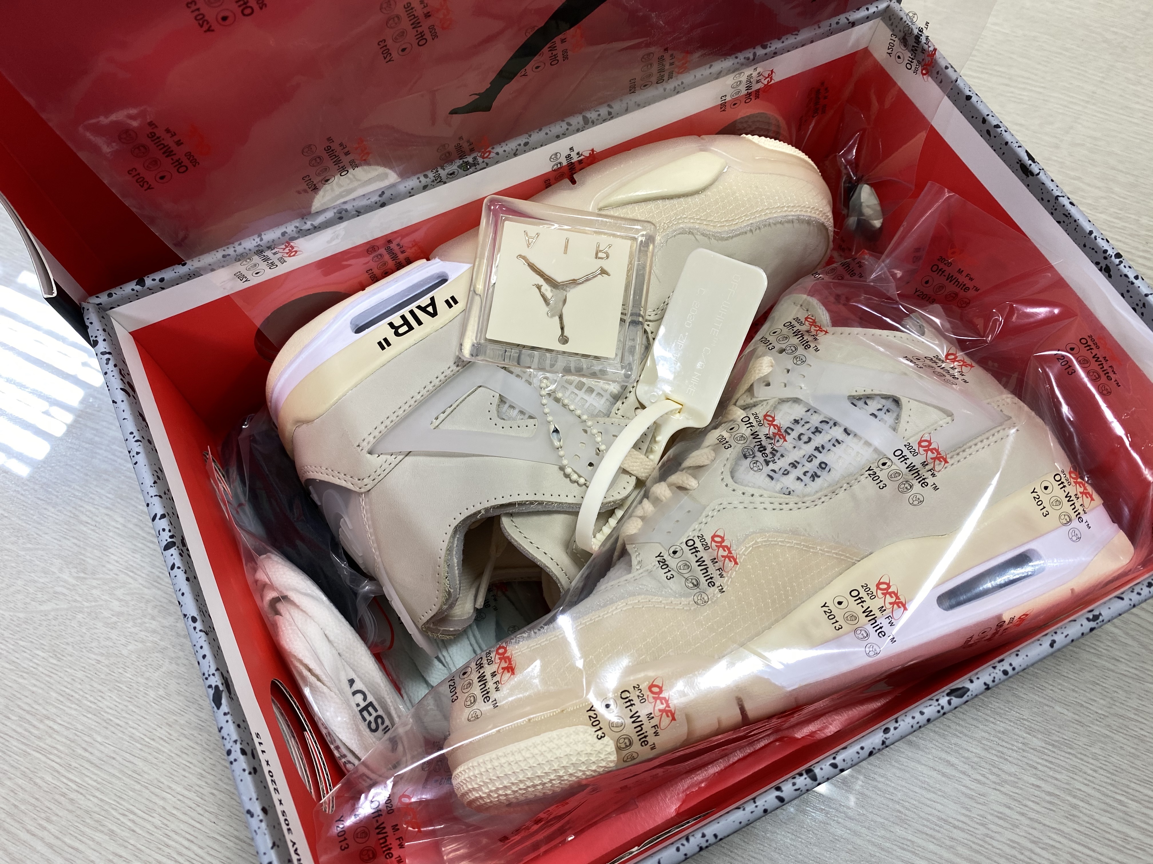 (W) Jordan 4 x Off-White Retro SP Sail 착용 스타일