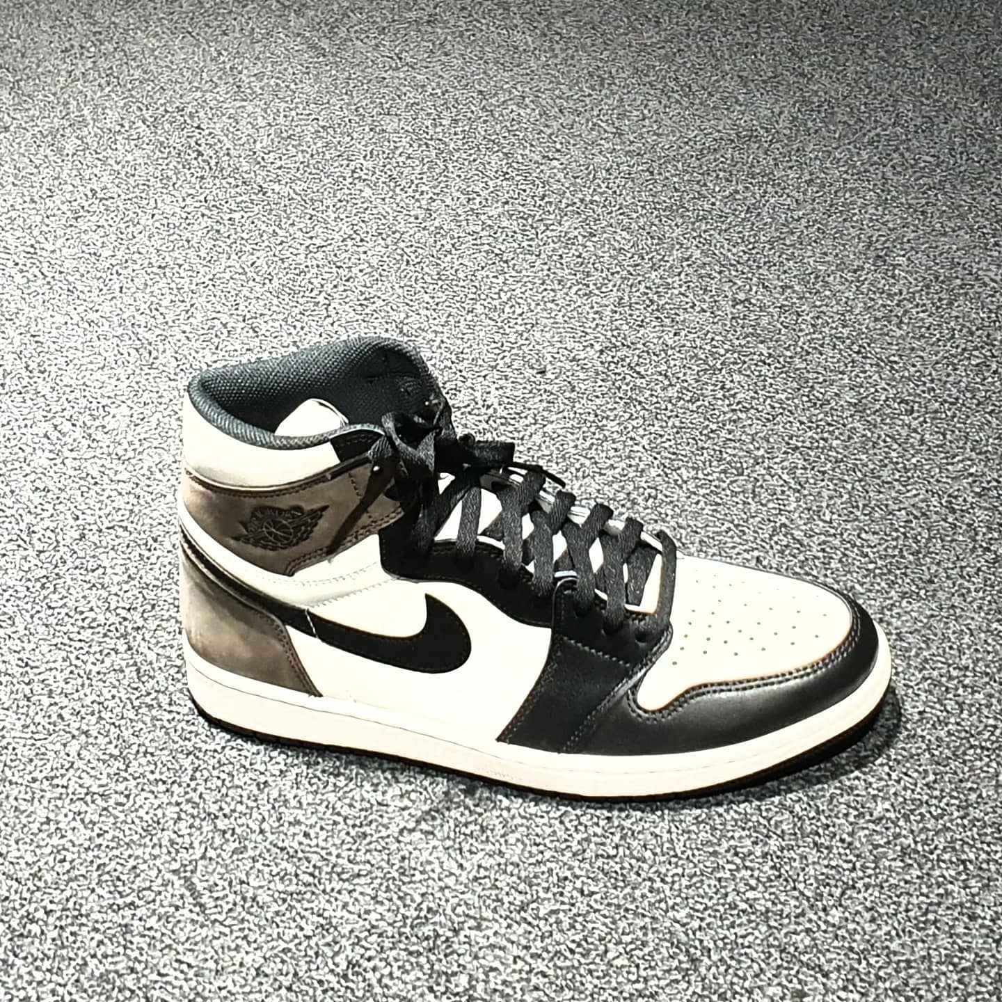 Jordan 1 Retro High OG Black Mocha 착용 스타일 - 2