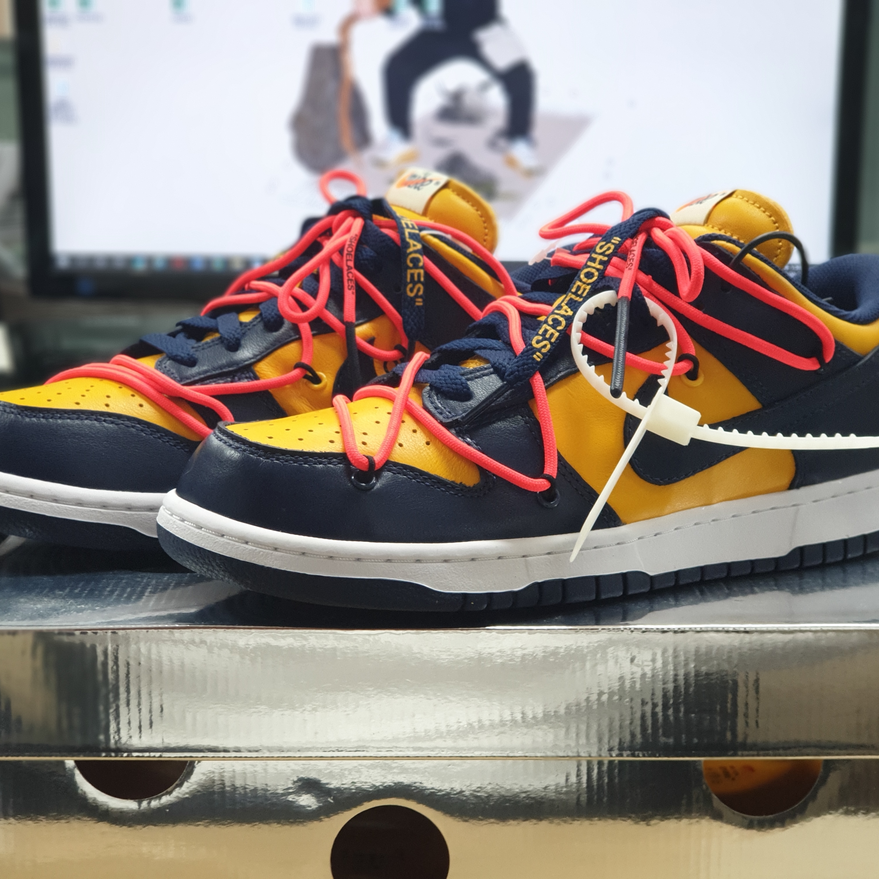 Nike x Off-White Dunk Low University Gold Midnight Navy 착용 스타일