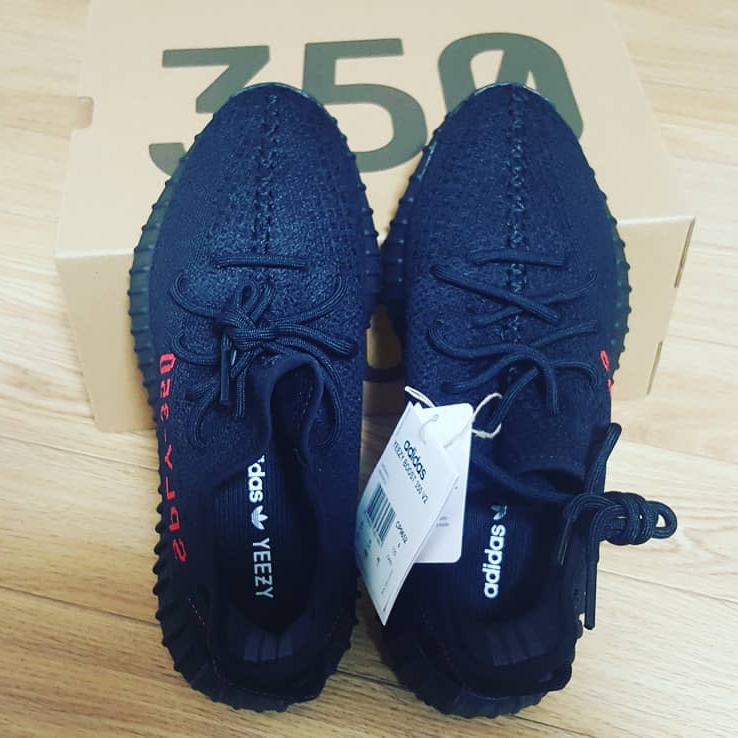 Adidas Yeezy Boost 350 V2 Black Red 2020, Nike x Peaceminusone Air Force 1 Low Para-Noise 2.0 착용 스타일 - 1