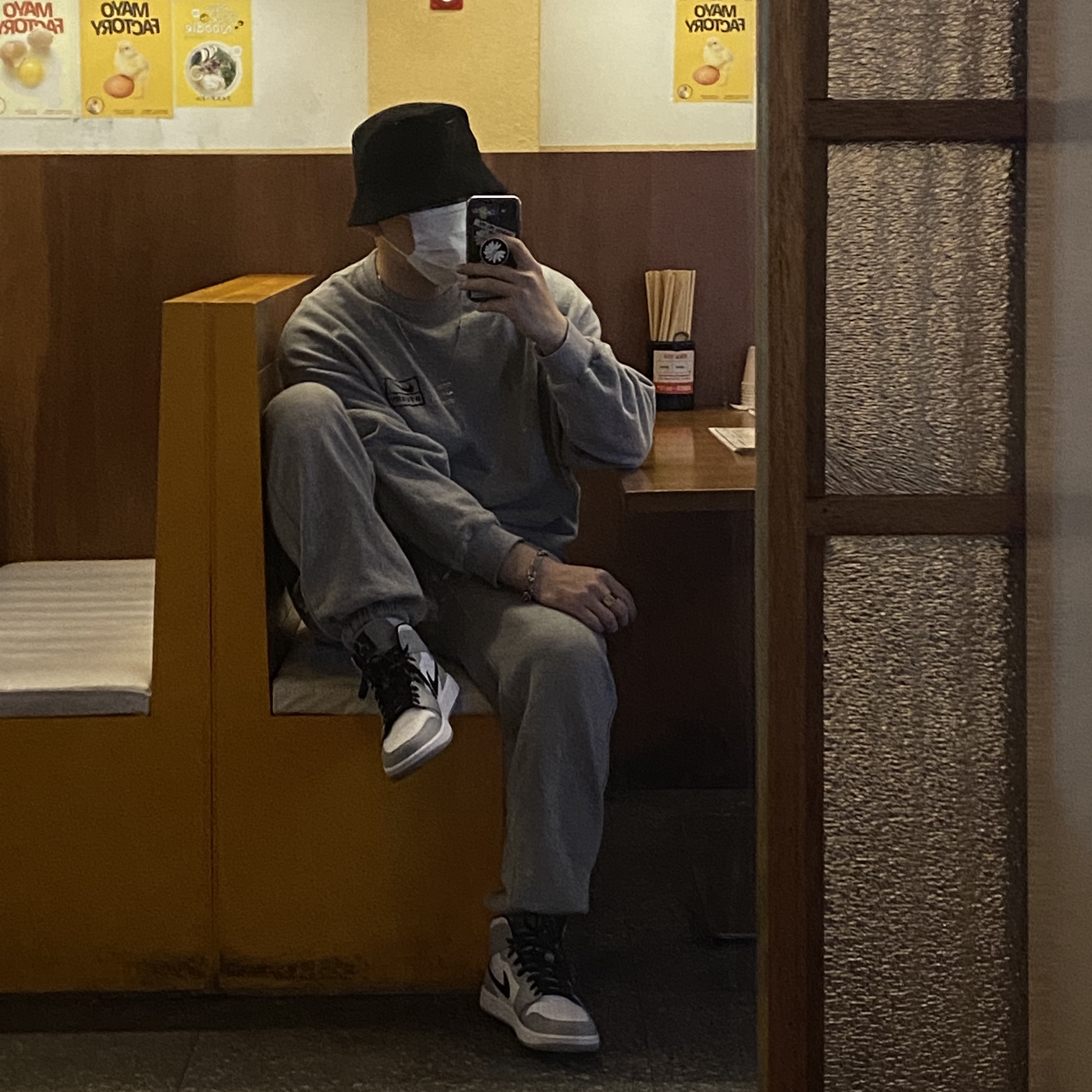 Jordan 1 Mid Light Smoke Grey 착용 스타일