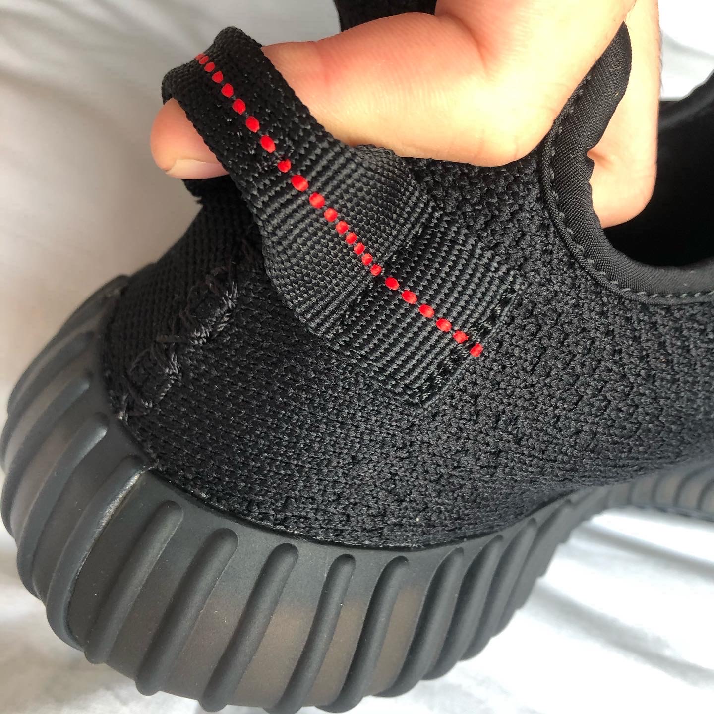 Adidas Yeezy Boost 350 V2 Black Red 2020 착용 스타일 - 2