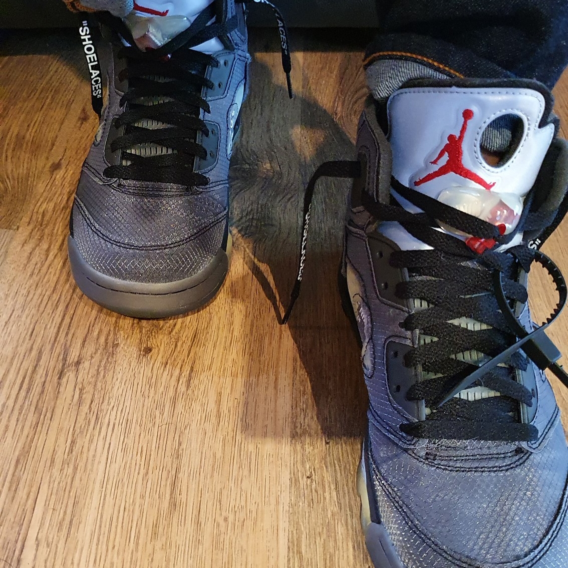 Jordan 5 x Off-White Retro SP Black Muslin, Jordan 5 Retro Fire Red Silver Tongue 2020 착용 스타일 - 2