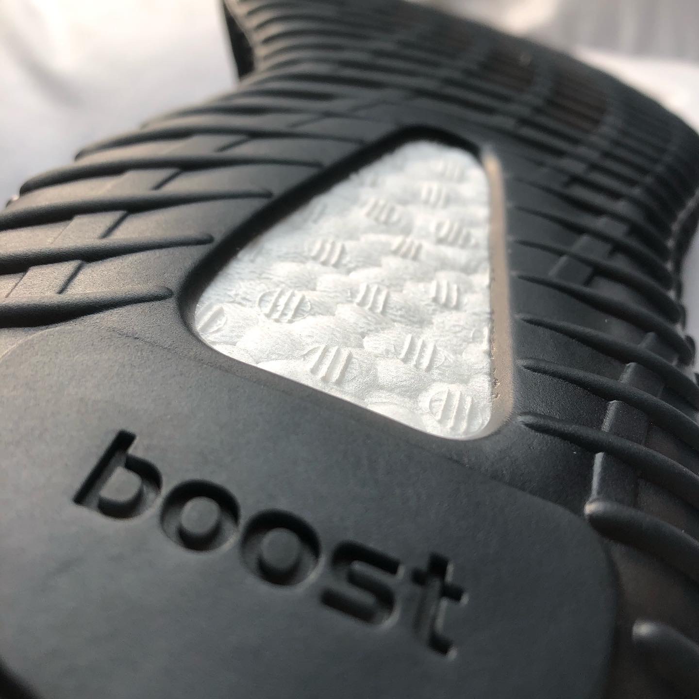 Adidas Yeezy Boost 350 V2 Black Red 2020 착용 스타일 - 4
