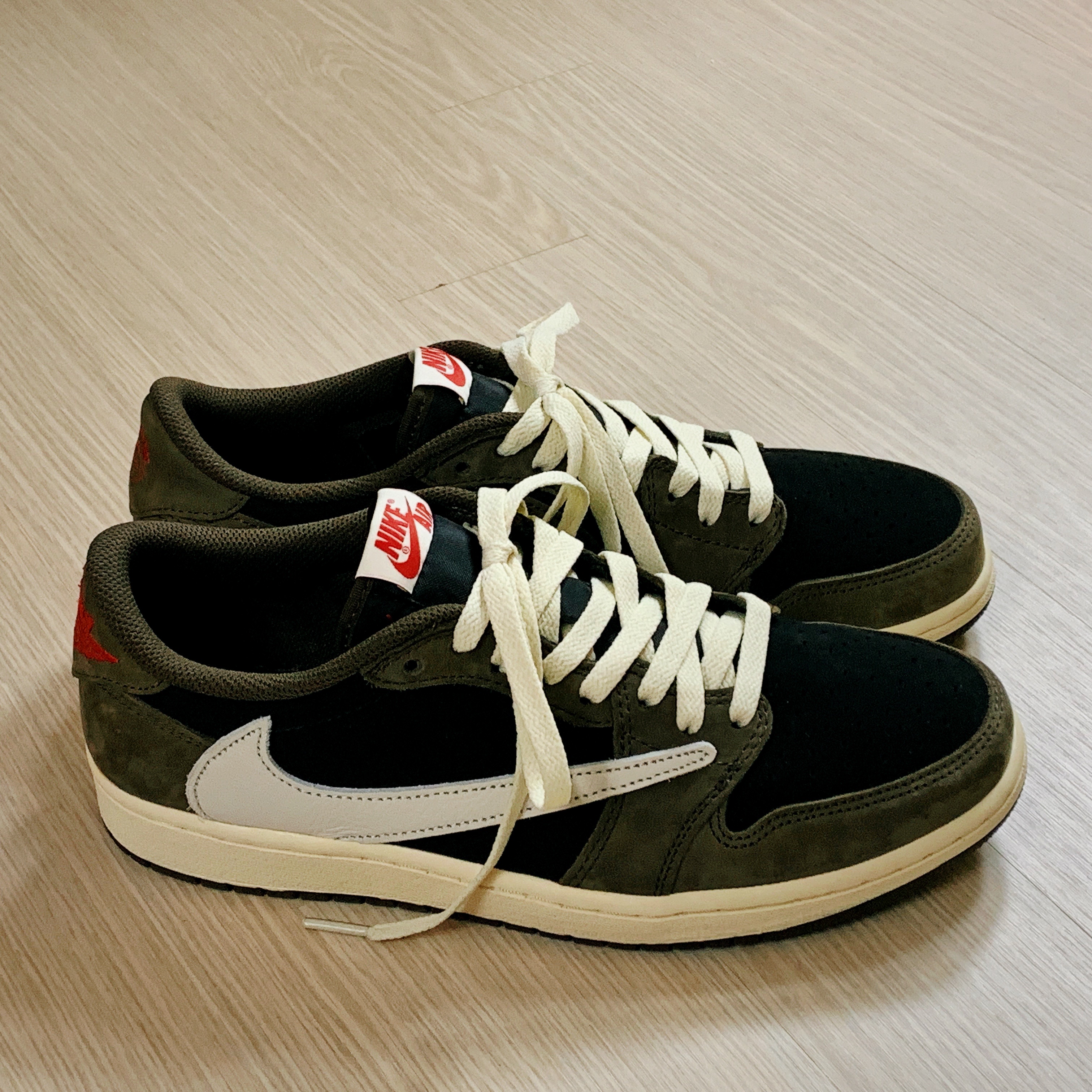 Jordan 1 x Travis Scott Retro Low OG SP Mocha 착용 스타일 - 2
