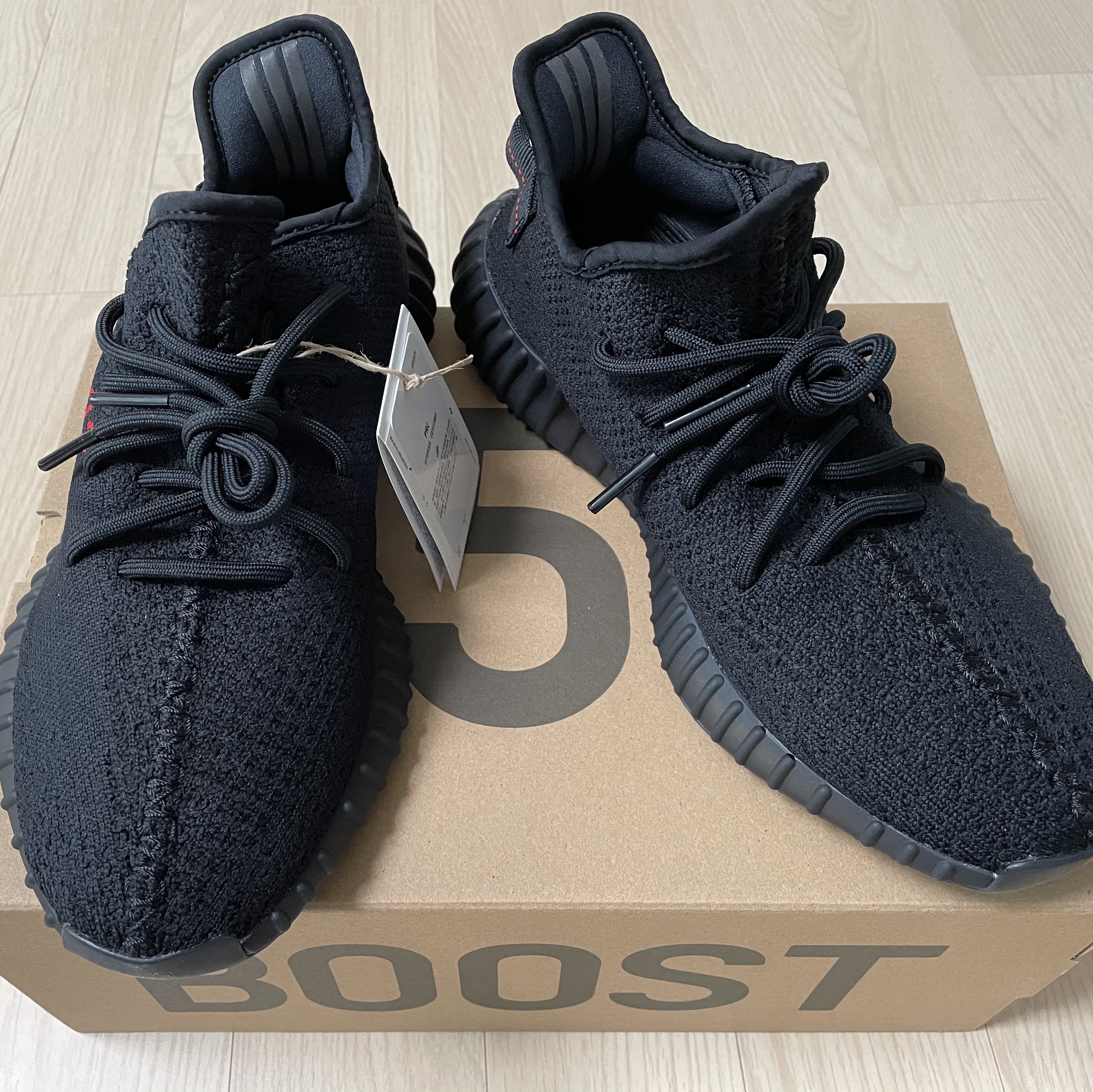 Adidas Yeezy Boost 350 V2 Black Red 2020 착용 스타일 - 1