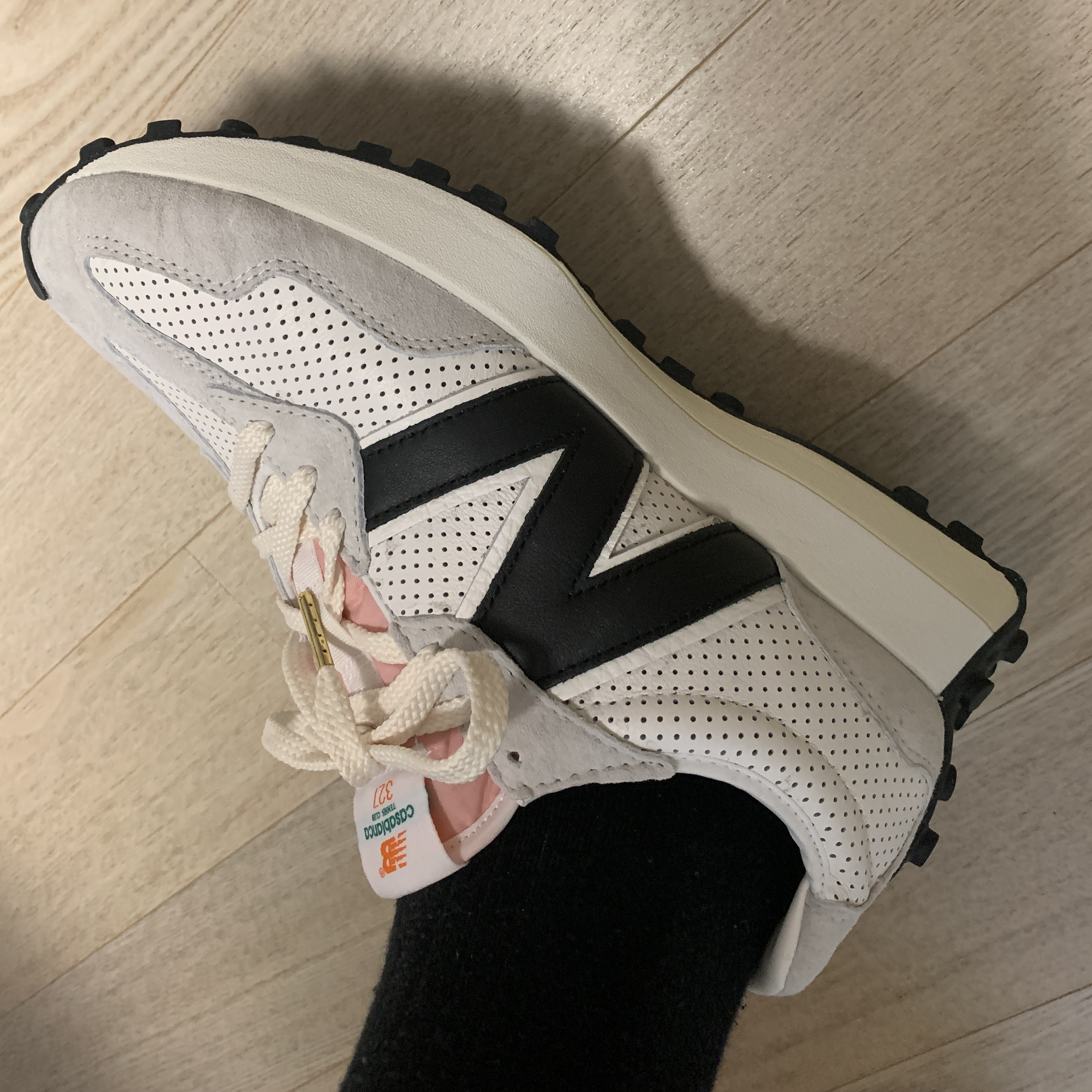 New Balance x Casablanca 327 Idealist Black Grey Pink 착용 스타일