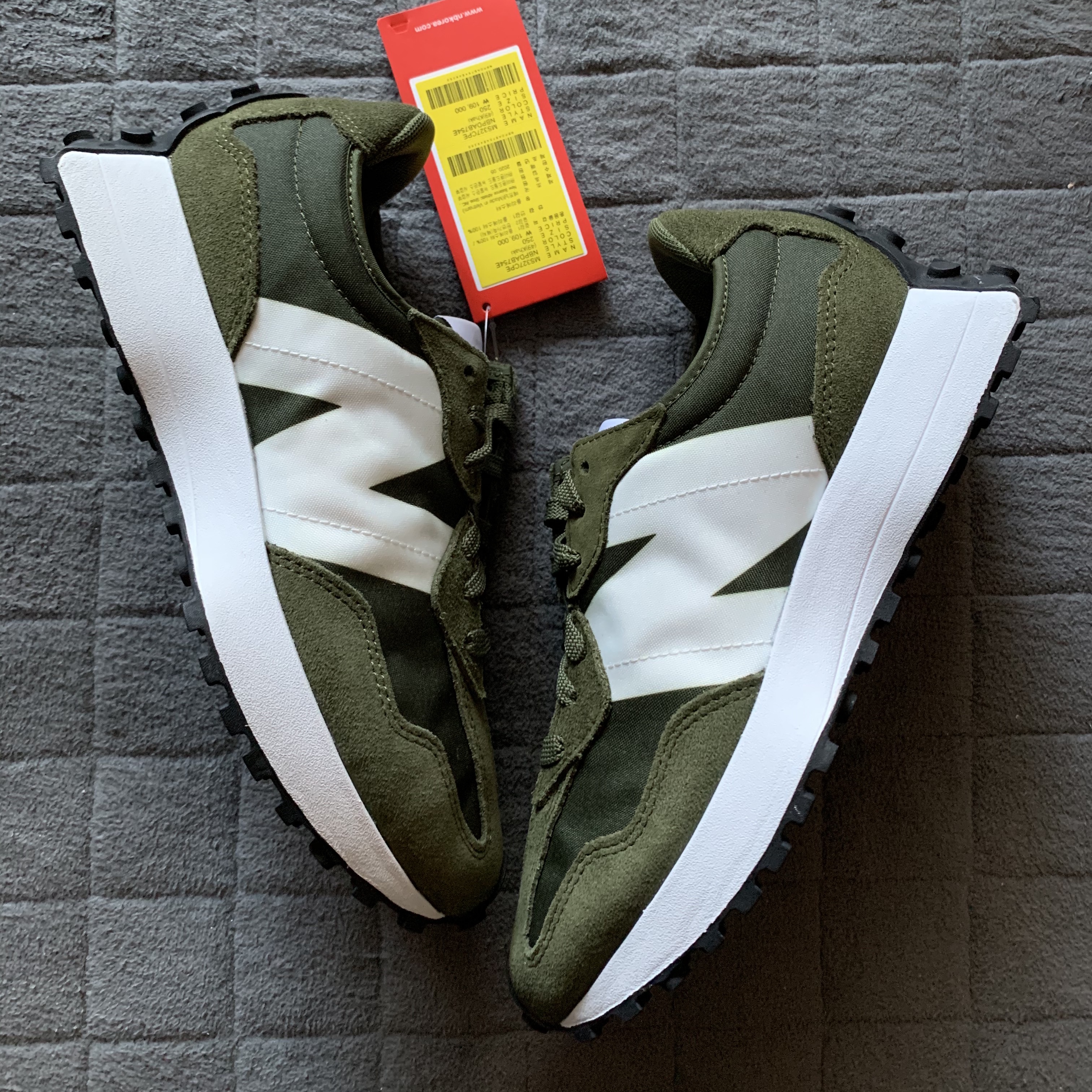 New Balance 327 Oak Leaf Green 착용 스타일