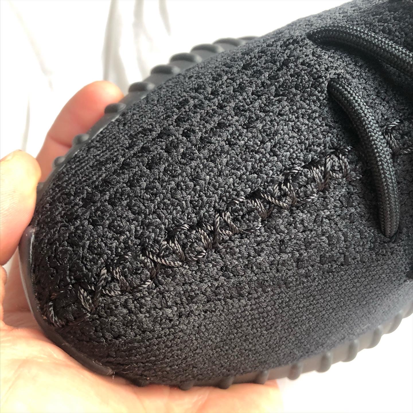 Adidas Yeezy Boost 350 V2 Black Red 2020 착용 스타일 - 3