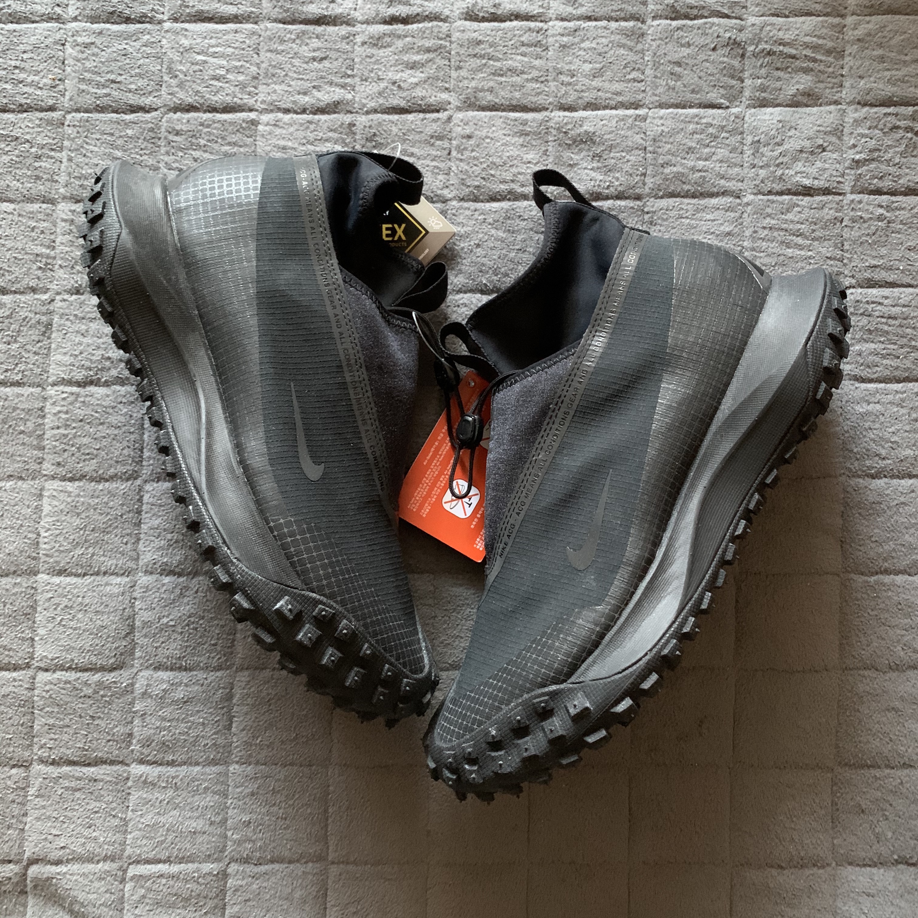 Nike ACG Mountain Fly Gore-Tex Black and Dark Grey 착용 스타일