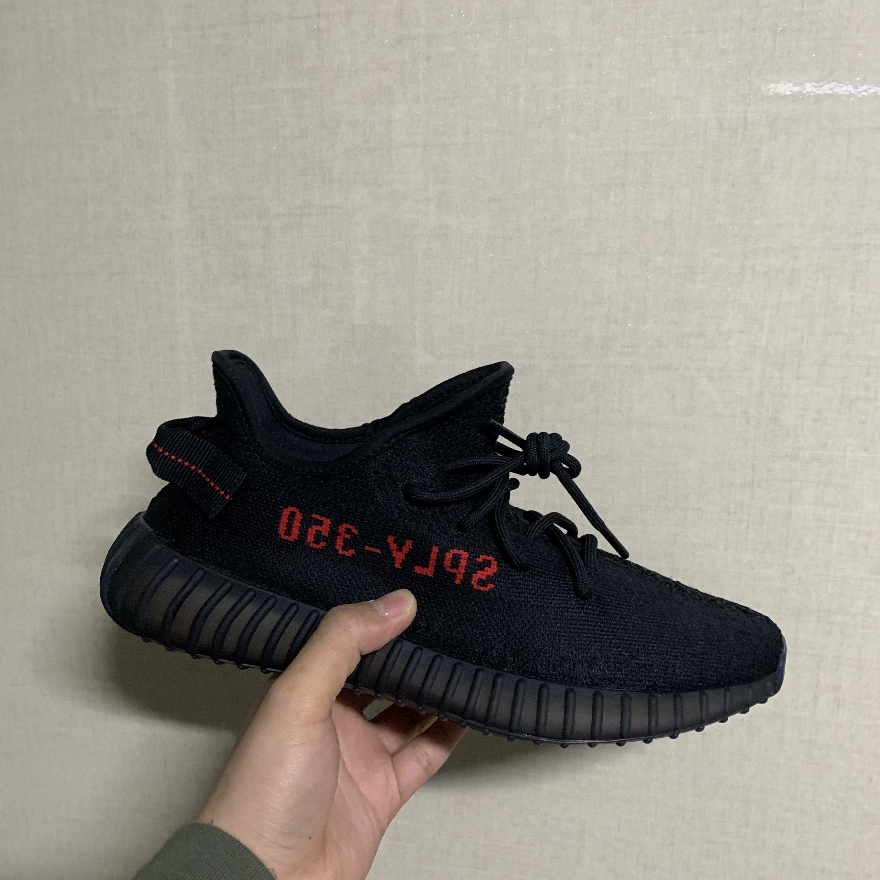 Adidas Yeezy Boost 350 V2 Black Red 2020 착용 스타일 - 1