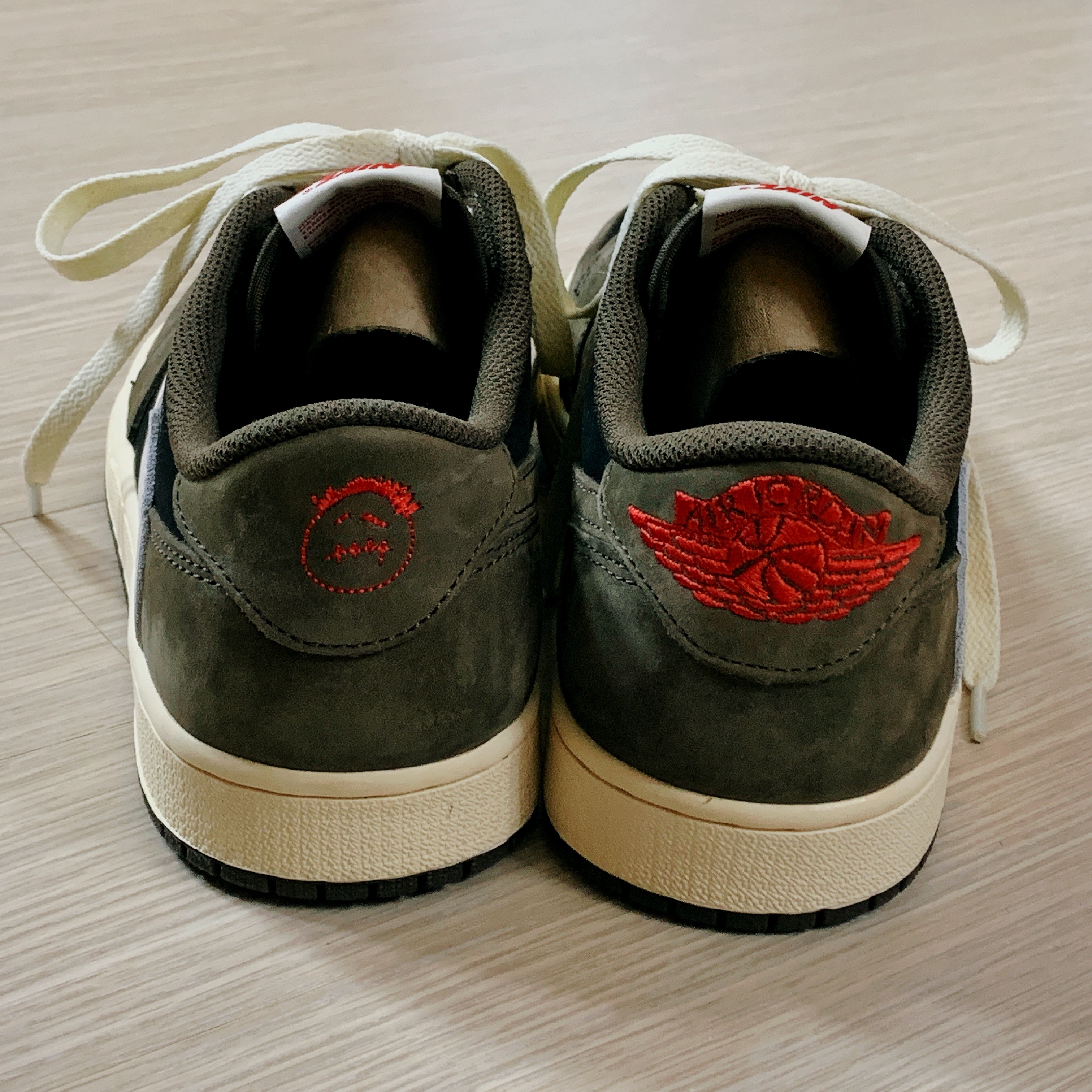 Jordan 1 x Travis Scott Retro Low OG SP Mocha 착용 스타일 - 4