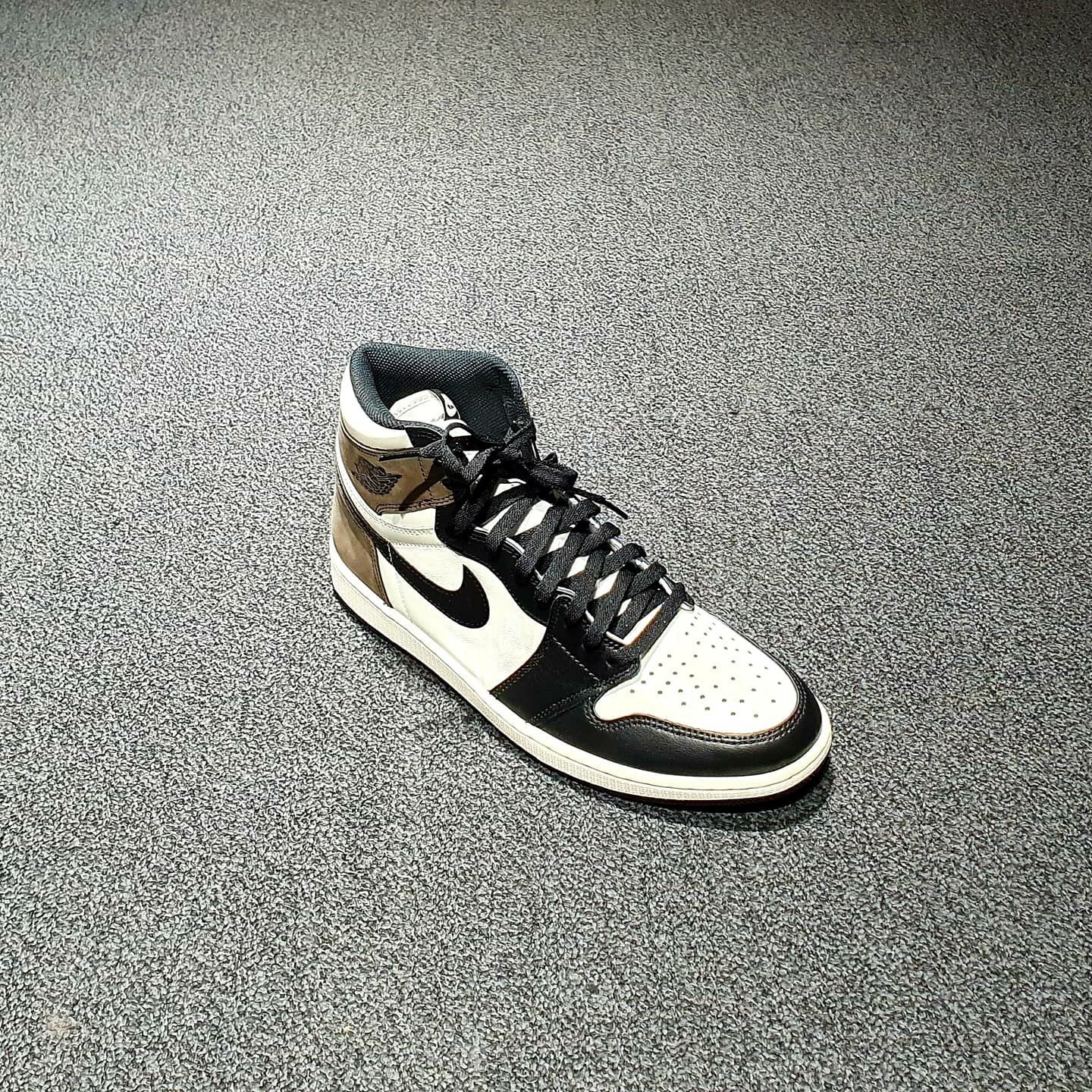 Jordan 1 Retro High OG Black Mocha 착용 스타일 - 1