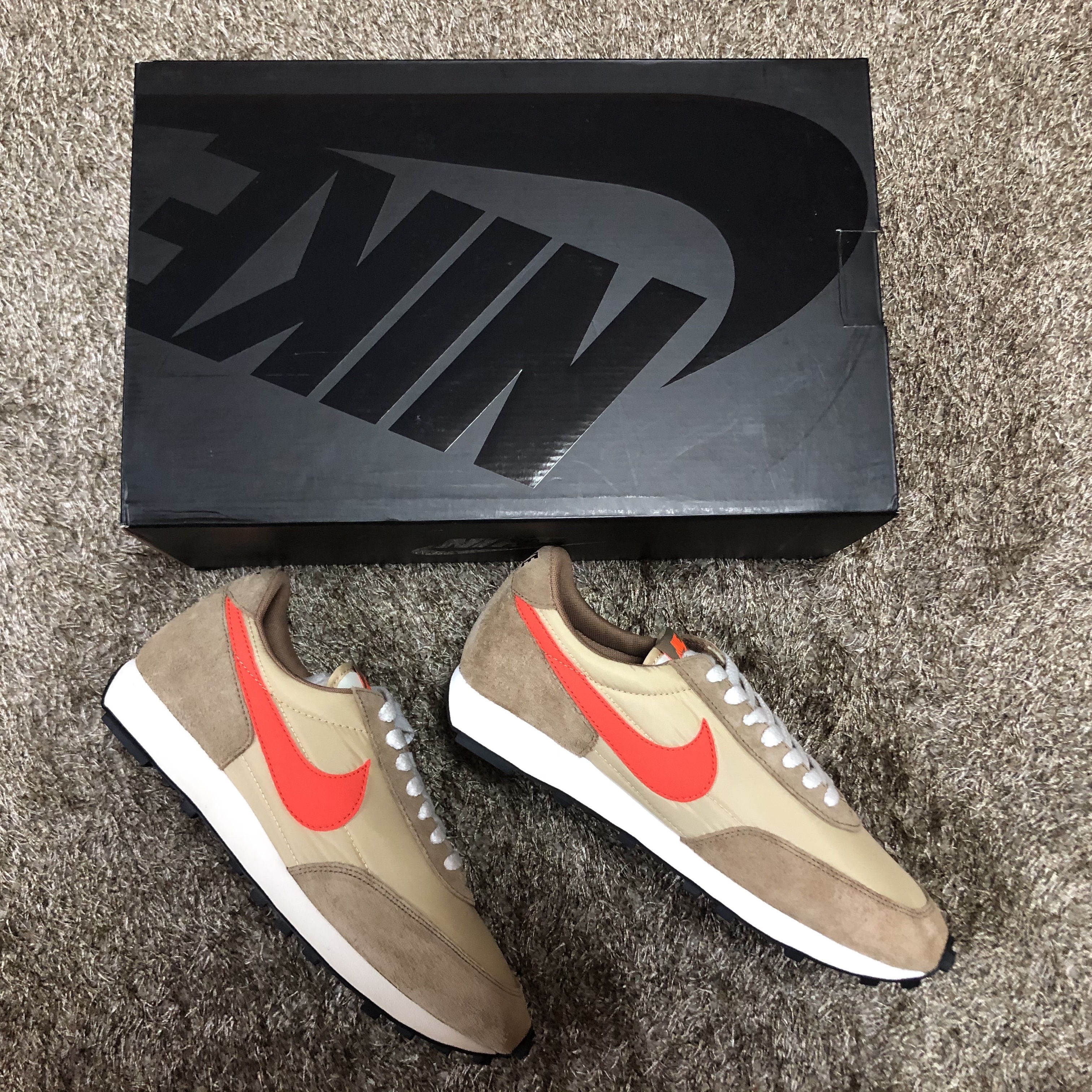 Nike Daybreak SP Vegas Gold College Orange 착용 스타일