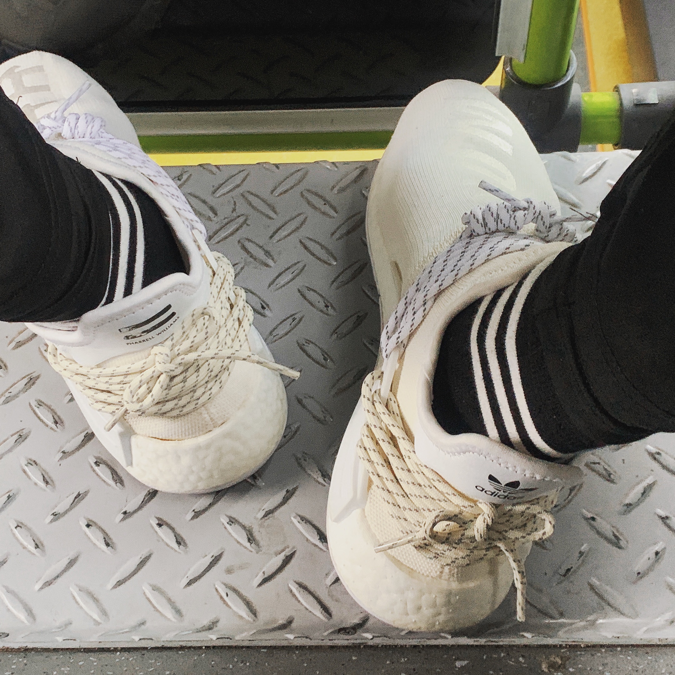 Adidas x Pharrell Williams Hu NMD Blank Canvas 착용 스타일