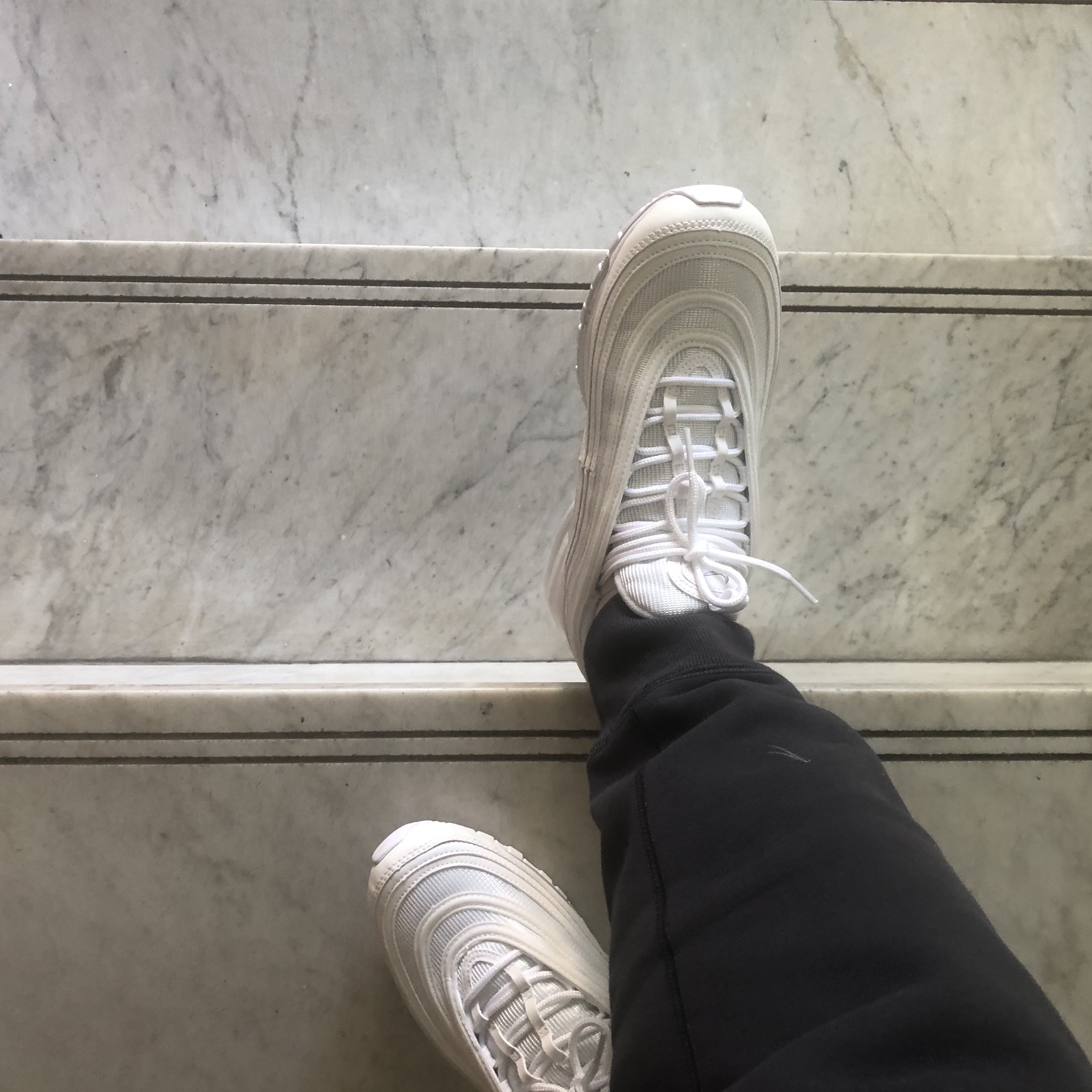 Nike Air Max 97 Triple White Wolf Grey 착용 스타일 - 2