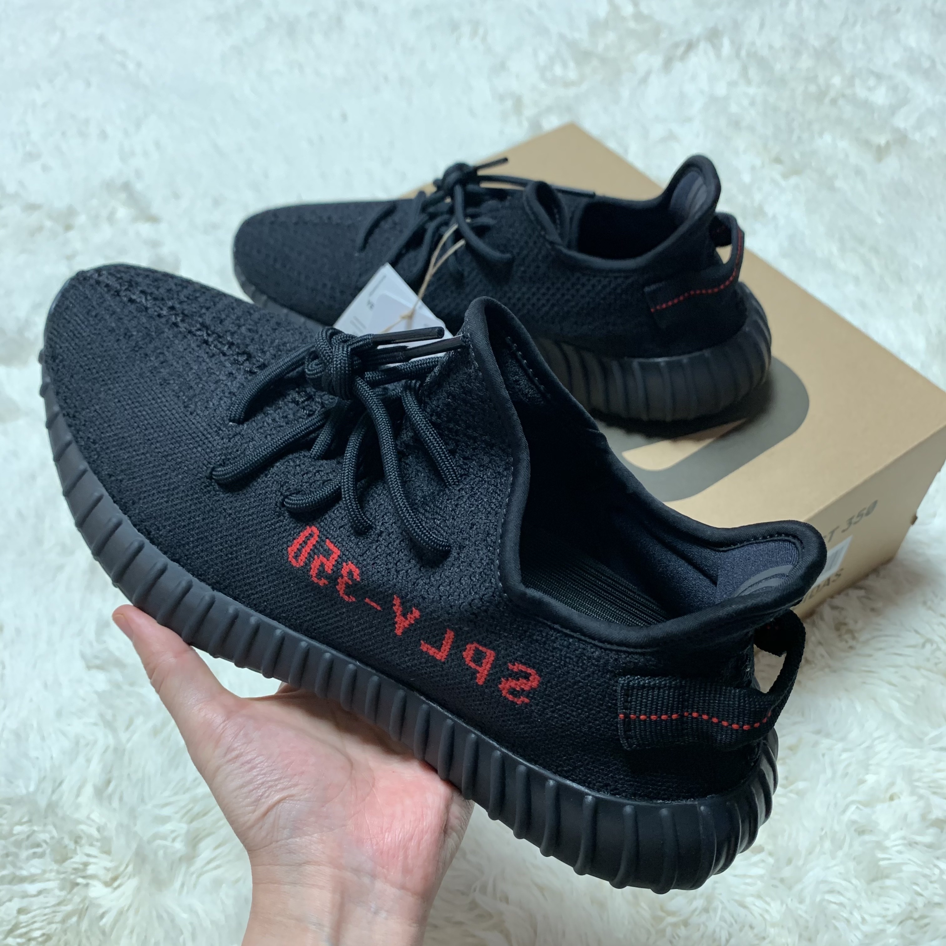 Adidas Yeezy Boost 350 V2 Black Red 2020 착용 스타일 - 3