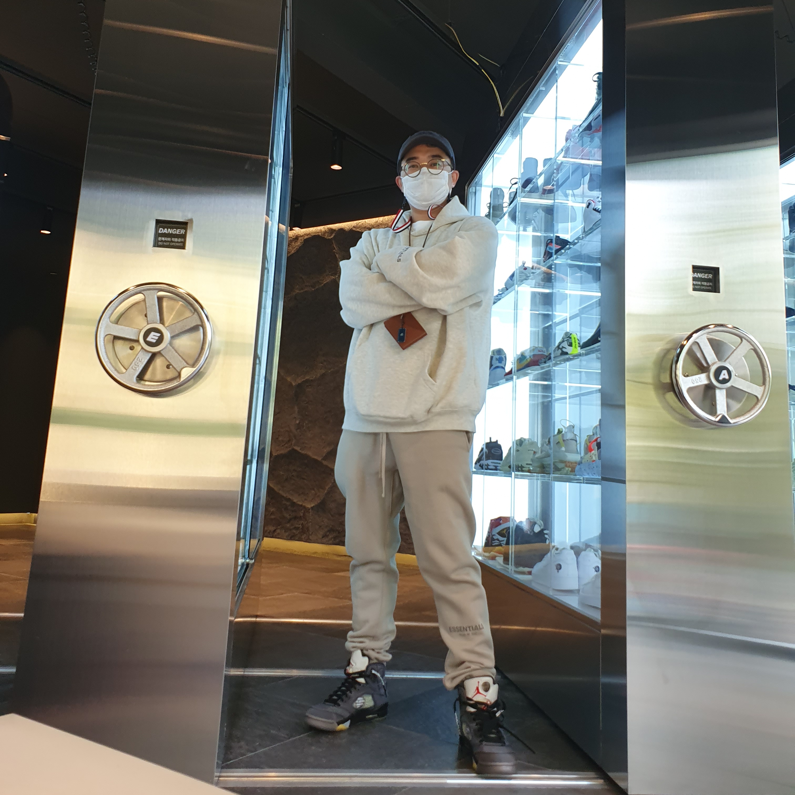 Jordan 5 x Off-White Retro SP Black Muslin, Jordan 5 Retro Fire Red Silver Tongue 2020 착용 스타일 - 3