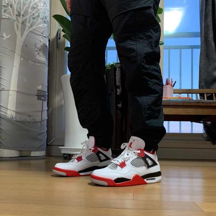 Jordan 4 Retro OG Fire Red 2020 착용 스타일 - 1