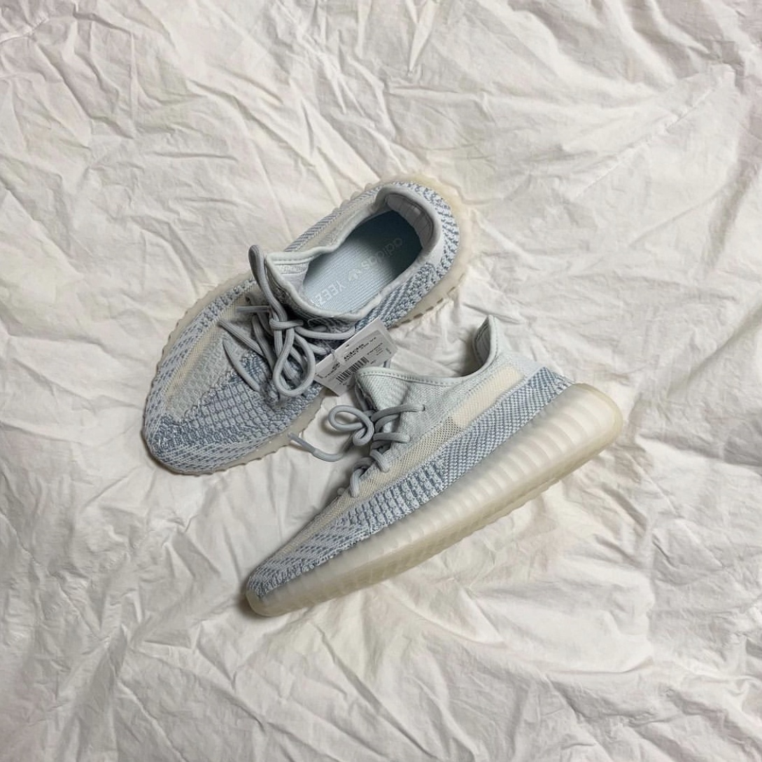 Adidas Yeezy Boost 350 V2 Cloud White - Non-Reflective 착용 스타일