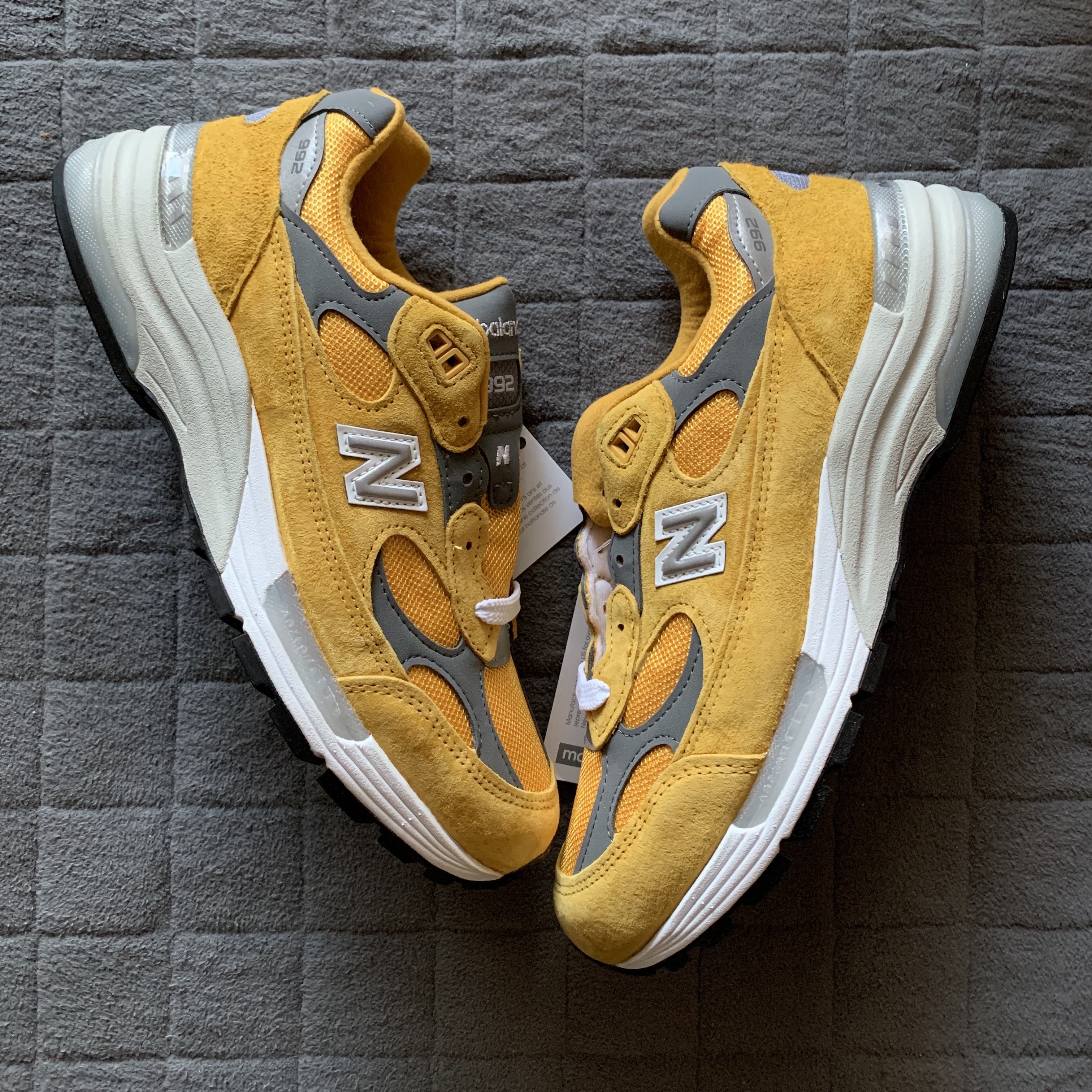 New Balance 992 Made in USA Gold Cream 착용 스타일