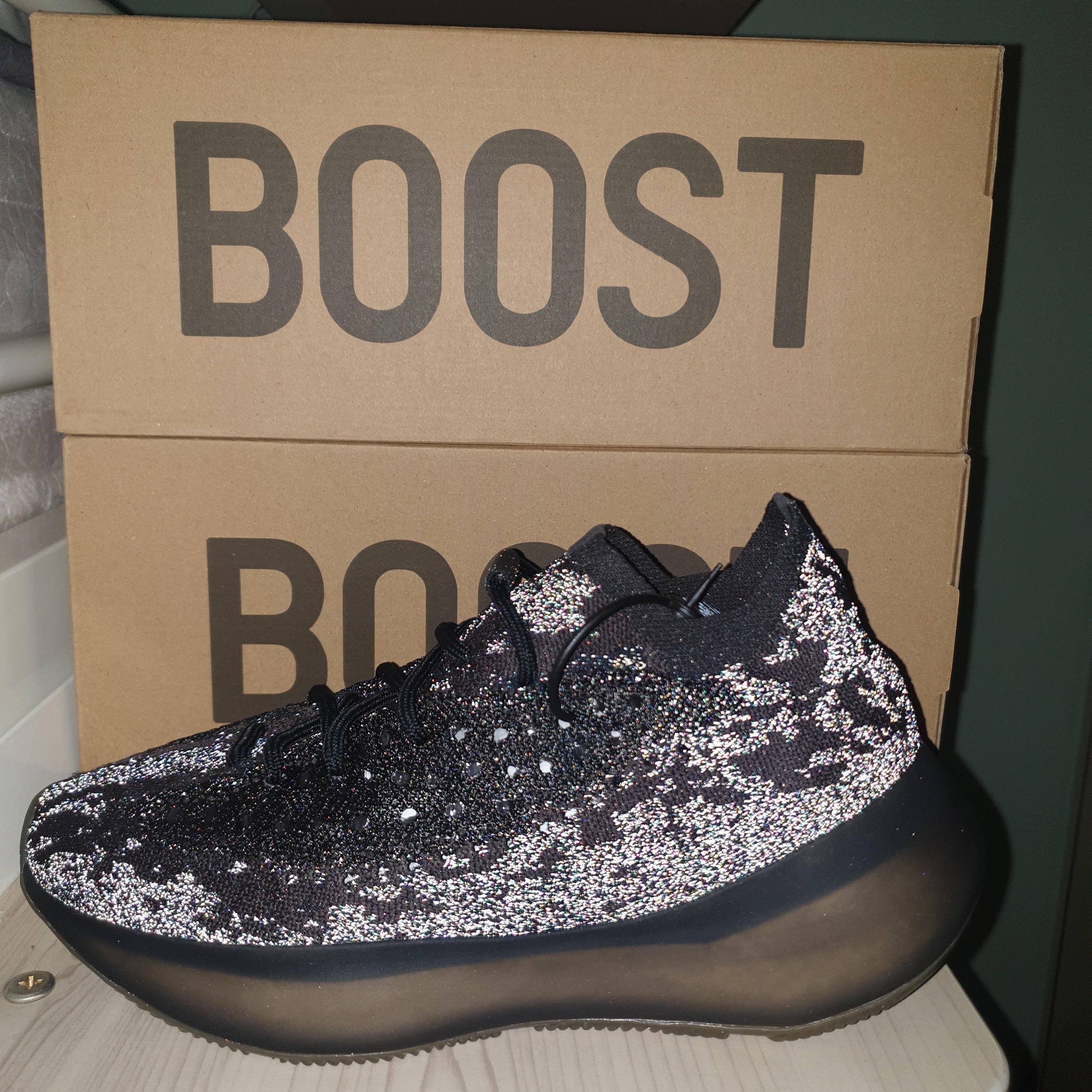 Adidas Yeezy Boost 380 Onyx - Reflective 착용 스타일