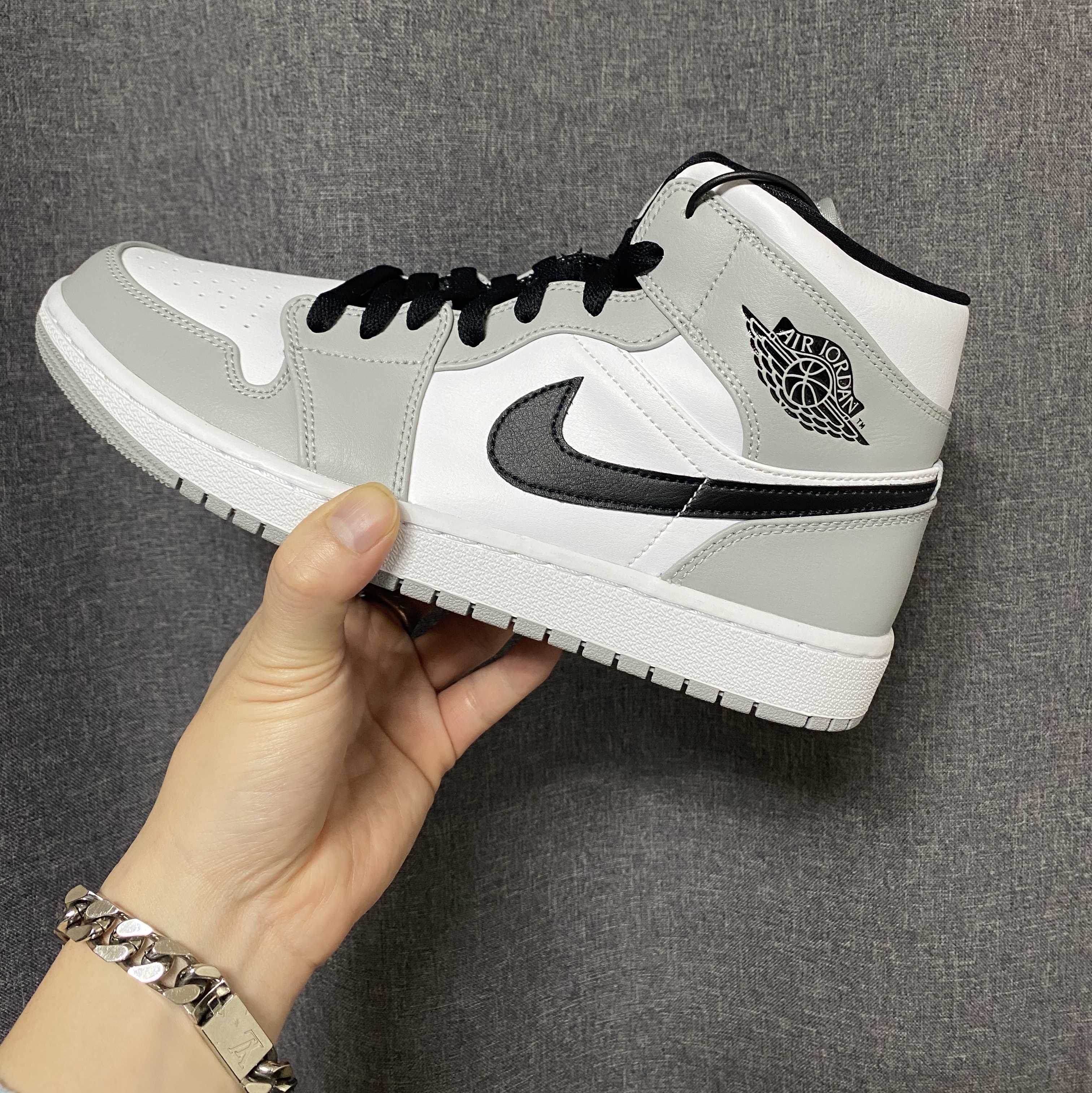 Jordan 1 Mid Light Smoke Grey 착용 스타일