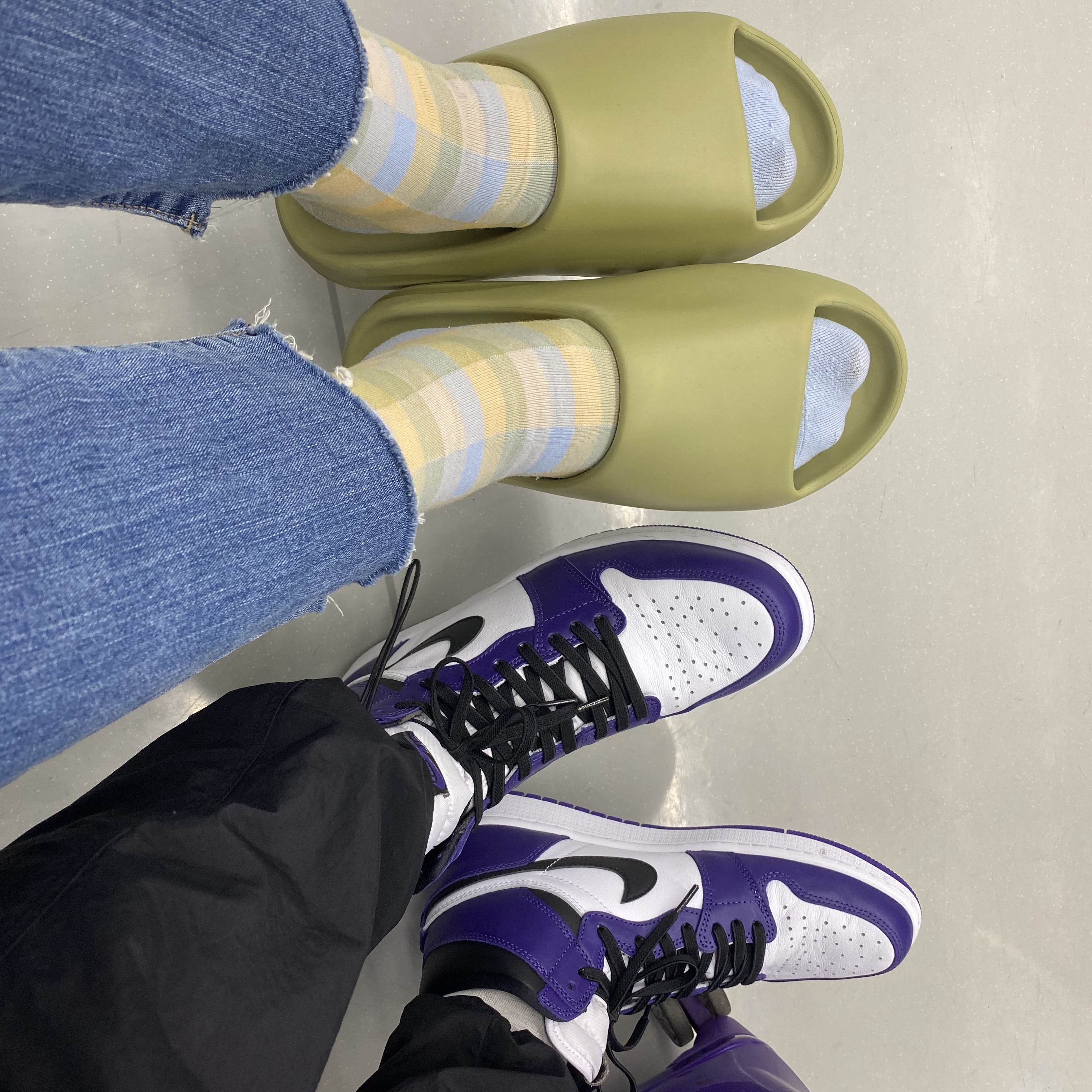 Adidas Yeezy Slide Resin, Jordan 1 Retro High OG Court Purple 2020 착용 스타일