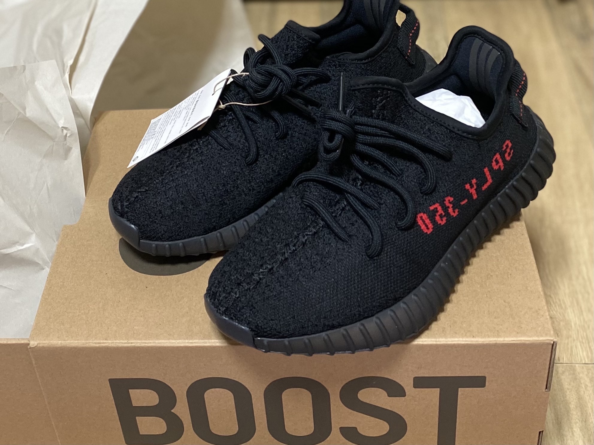 Adidas Yeezy Boost 350 V2 Black Red 2020 착용 스타일