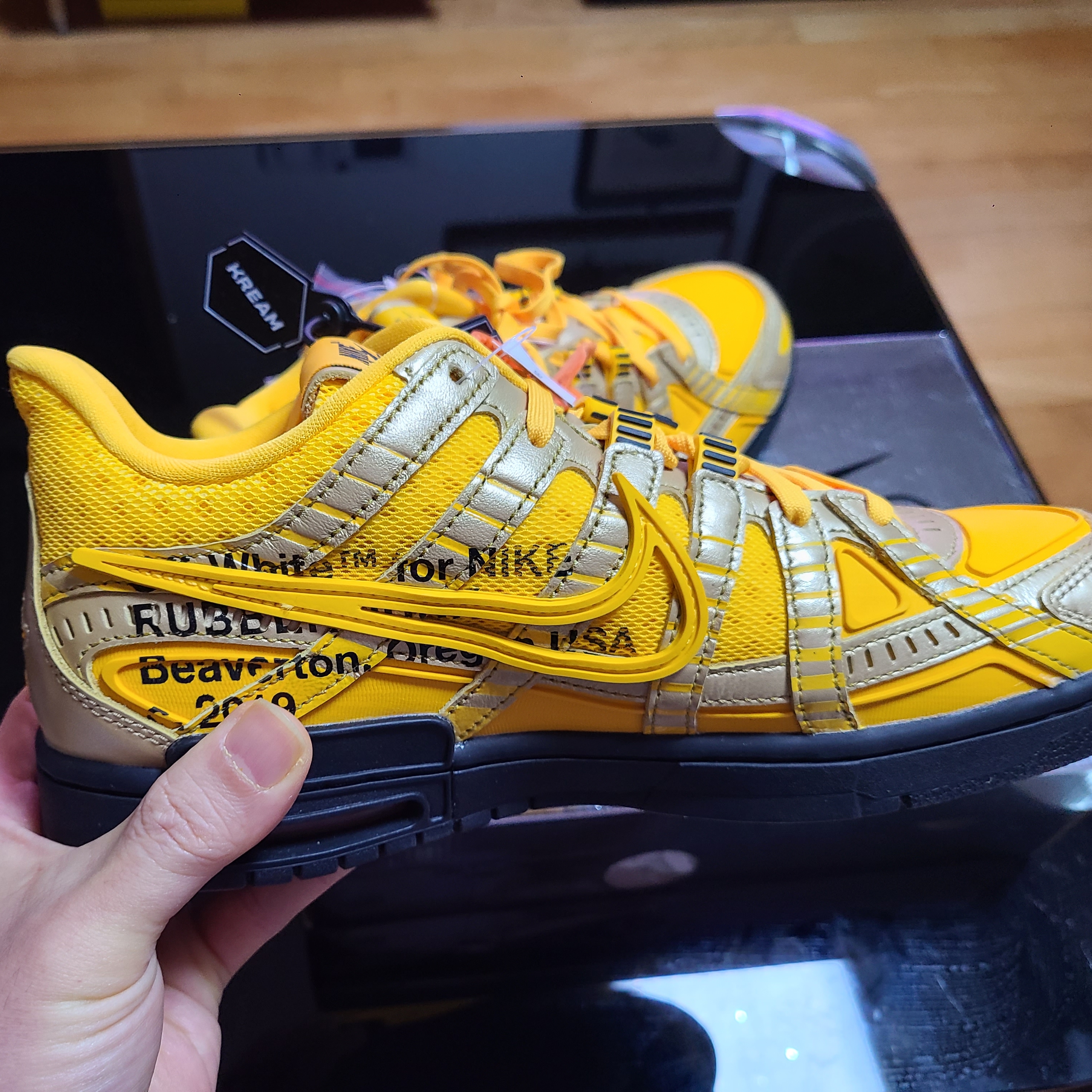 Nike x Off-White Air Rubber Dunk University Gold 착용 스타일 - 3