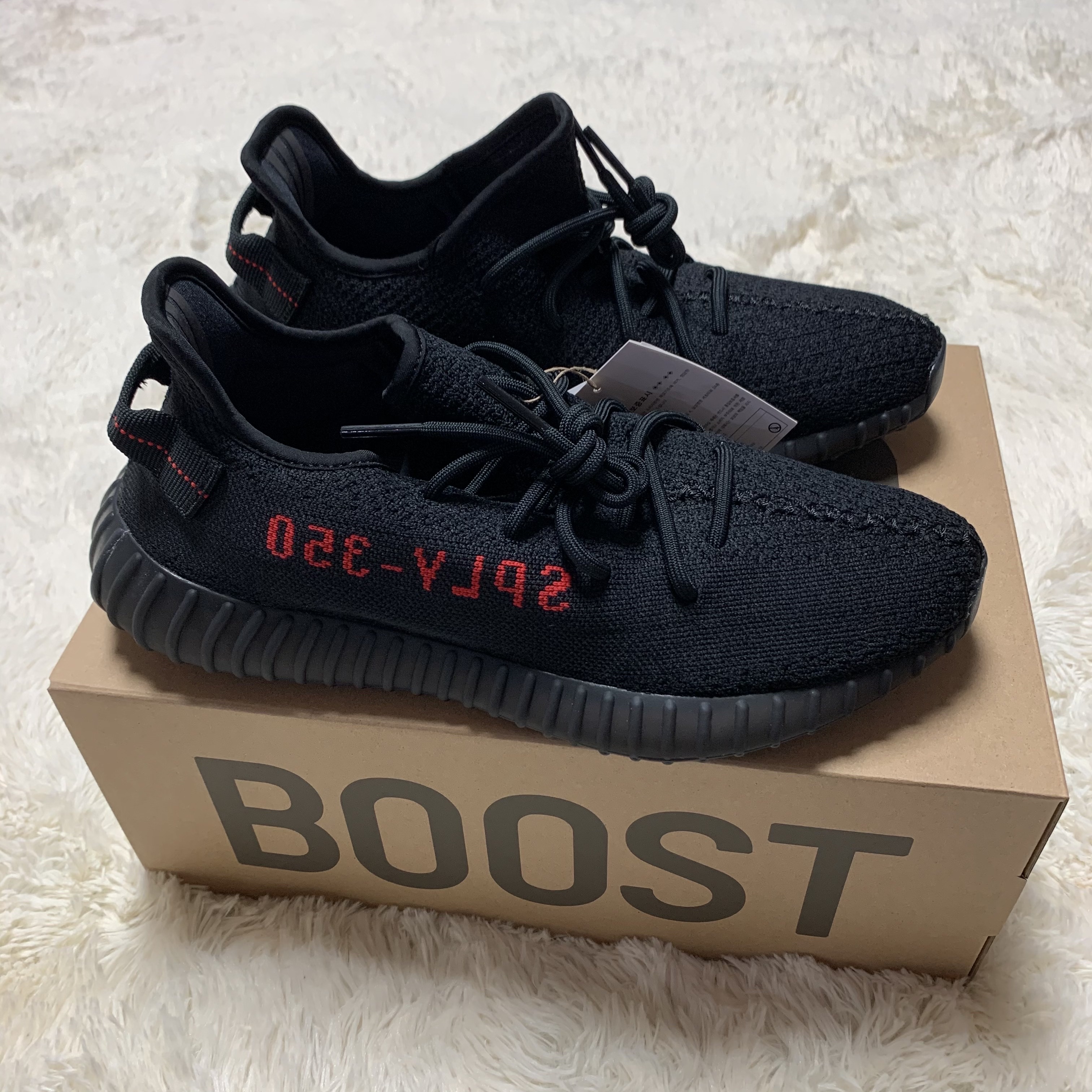 Adidas Yeezy Boost 350 V2 Black Red 2020 착용 스타일 - 2