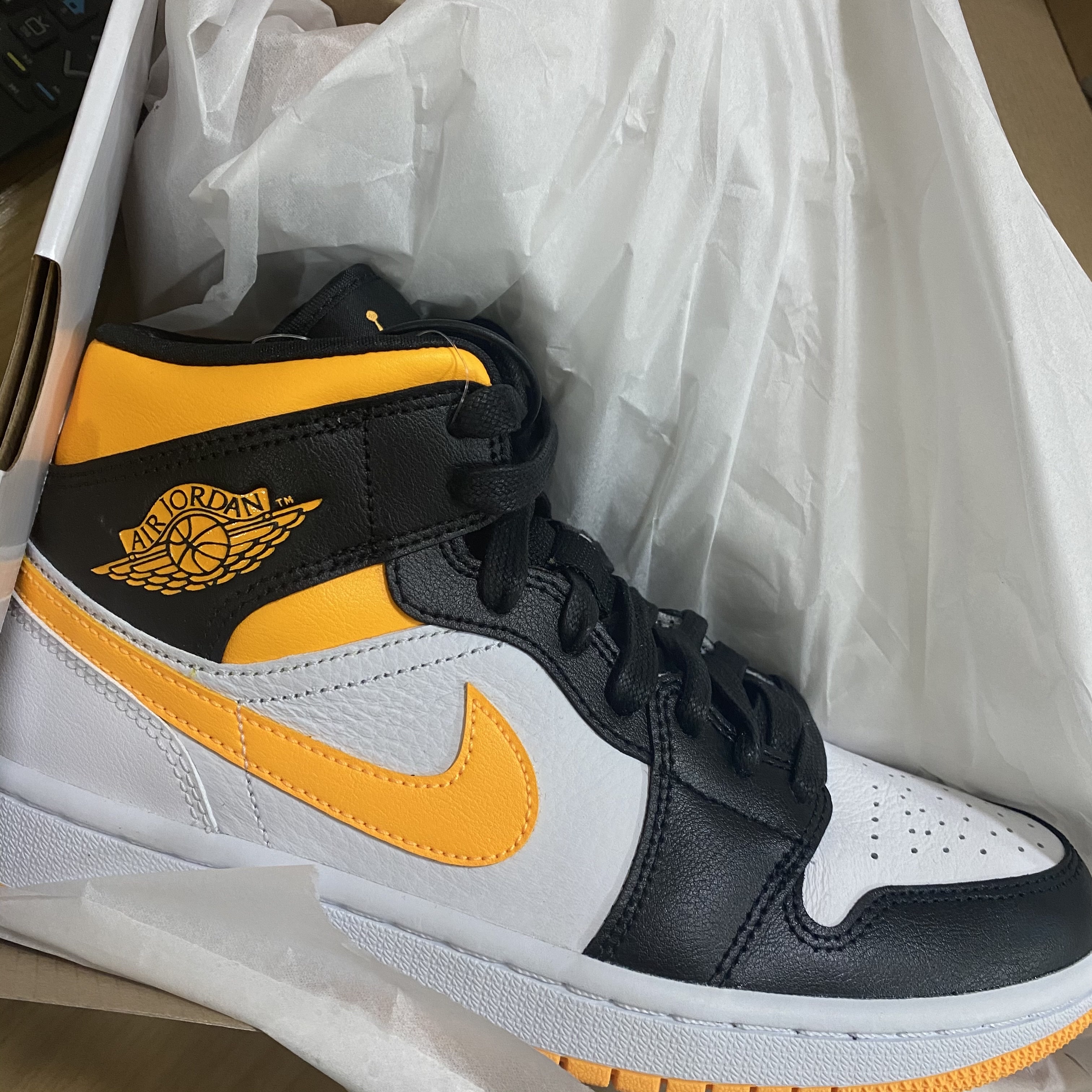 (W) Jordan 1 Mid SE Laser Orange 착용 스타일
