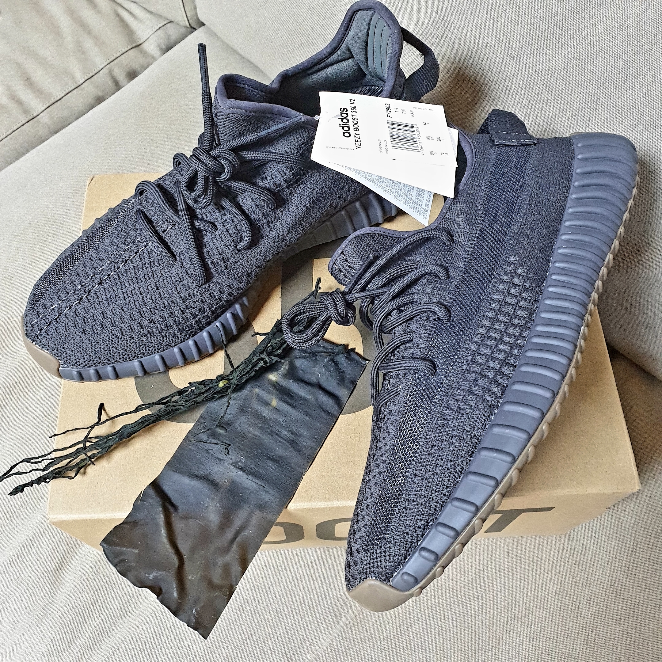 Adidas Yeezy Boost 350 V2 Cinder 착용 스타일