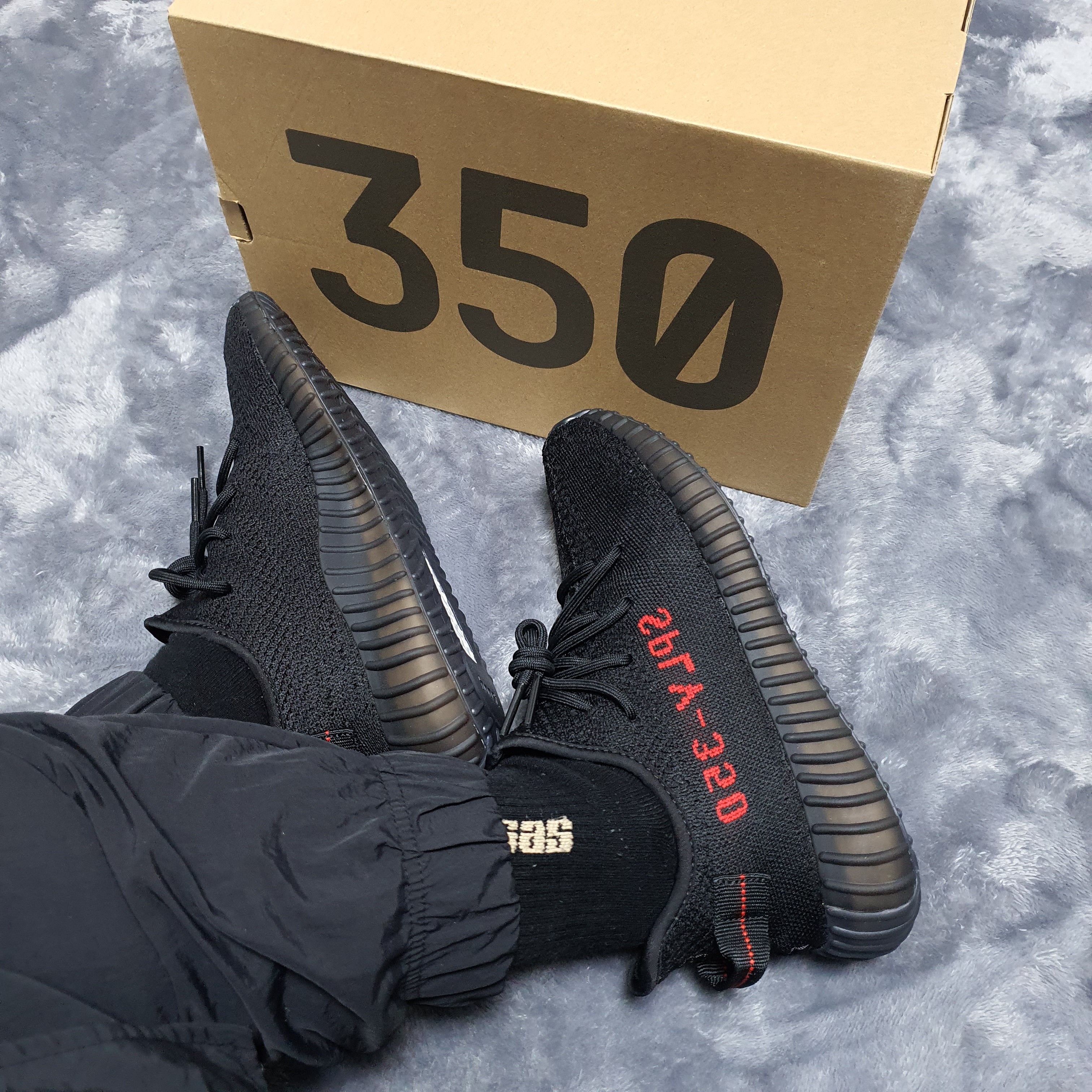 Adidas Yeezy Boost 350 V2 Black Red 2020 착용 스타일