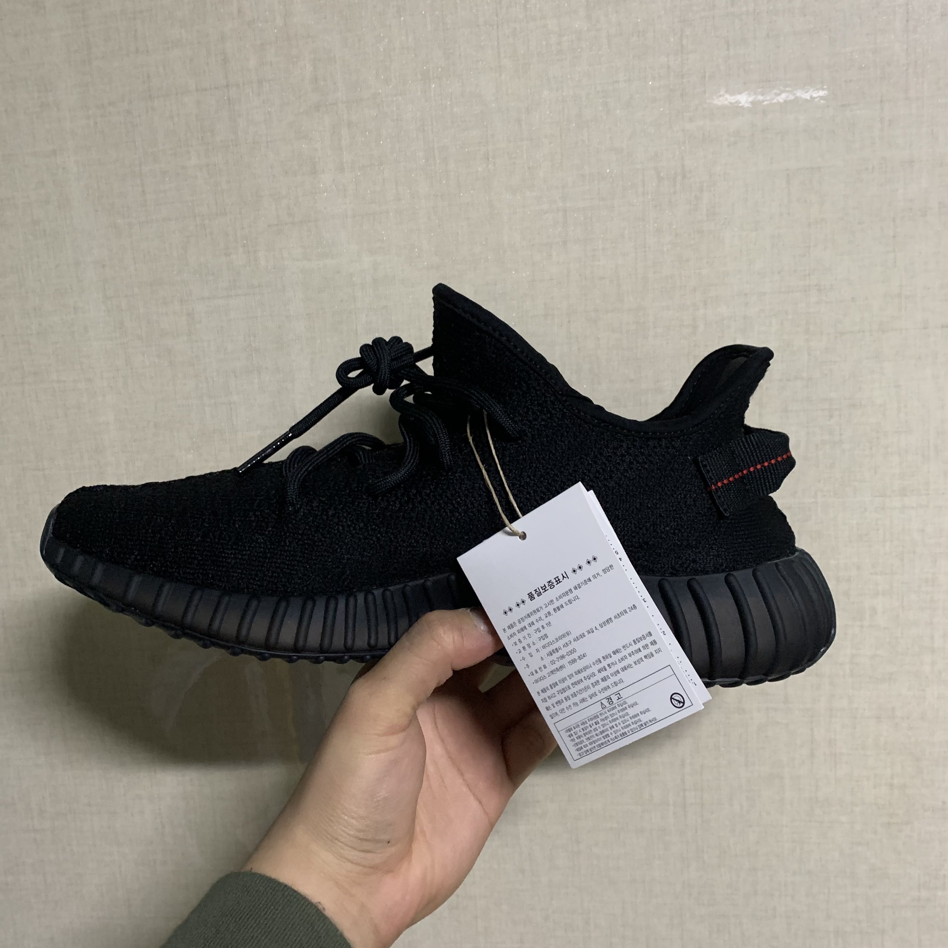 Adidas Yeezy Boost 350 V2 Black Red 2020 착용 스타일 - 2